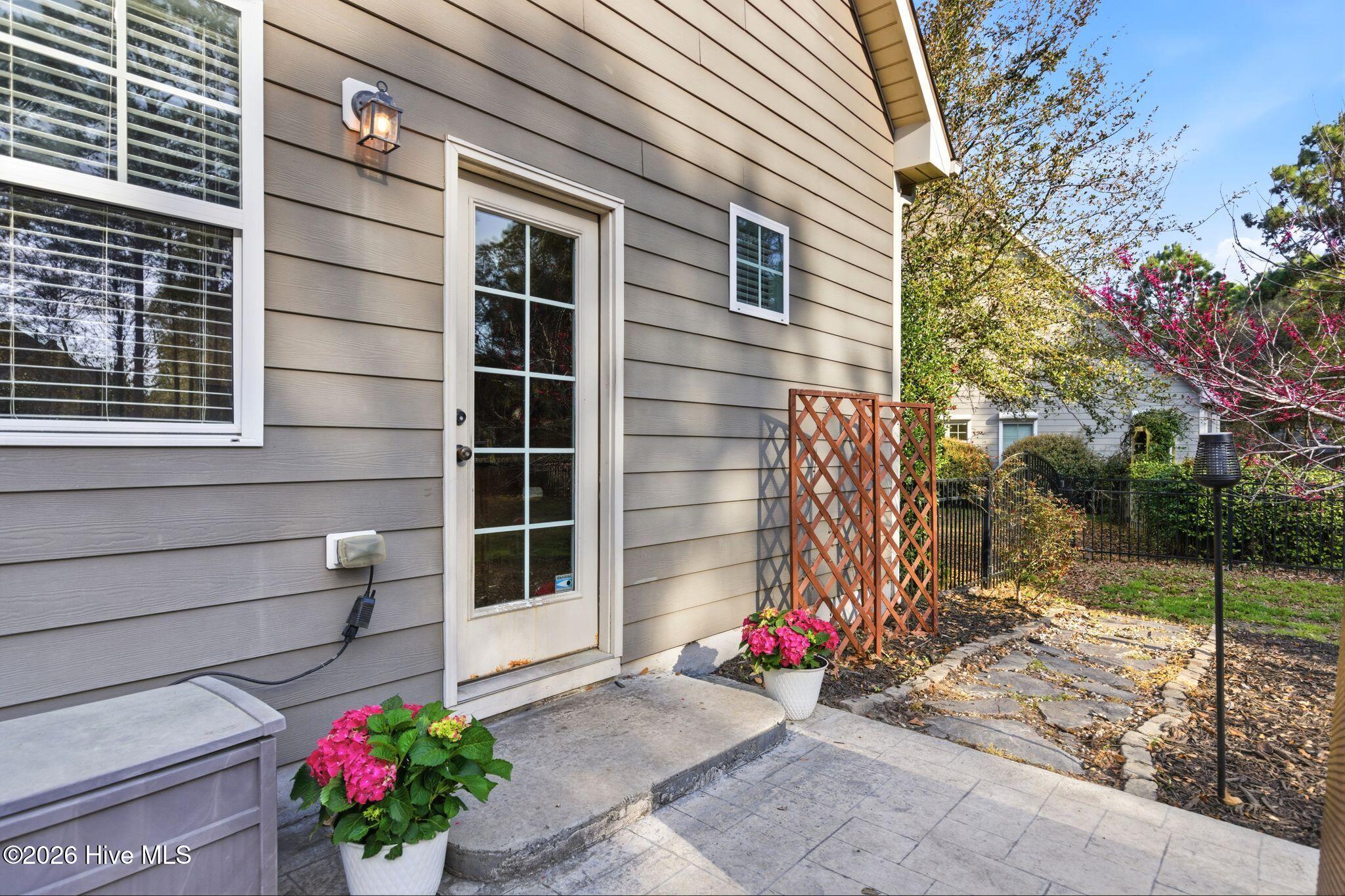 100563379 | Photo 51