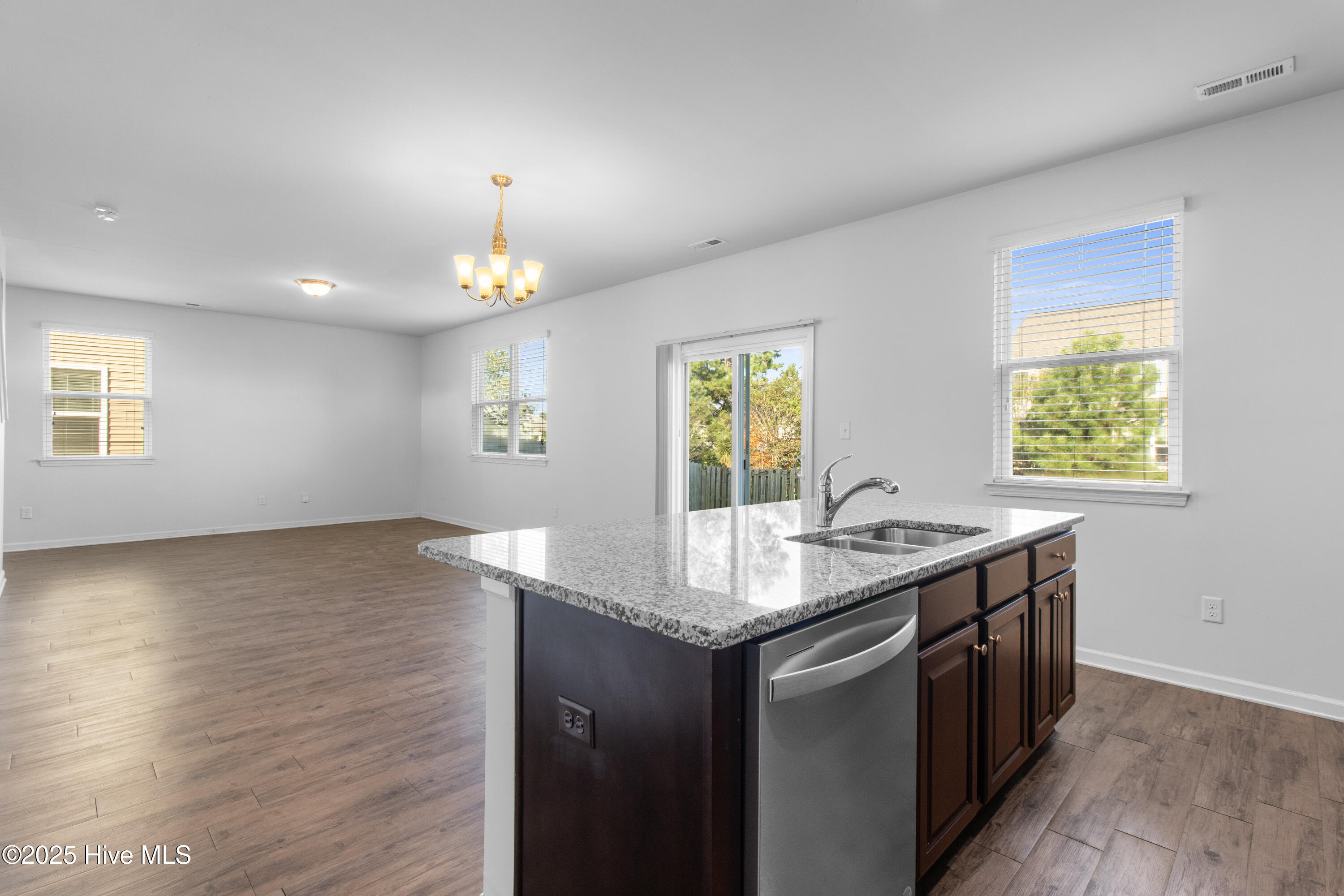 100525996 | Photo 16