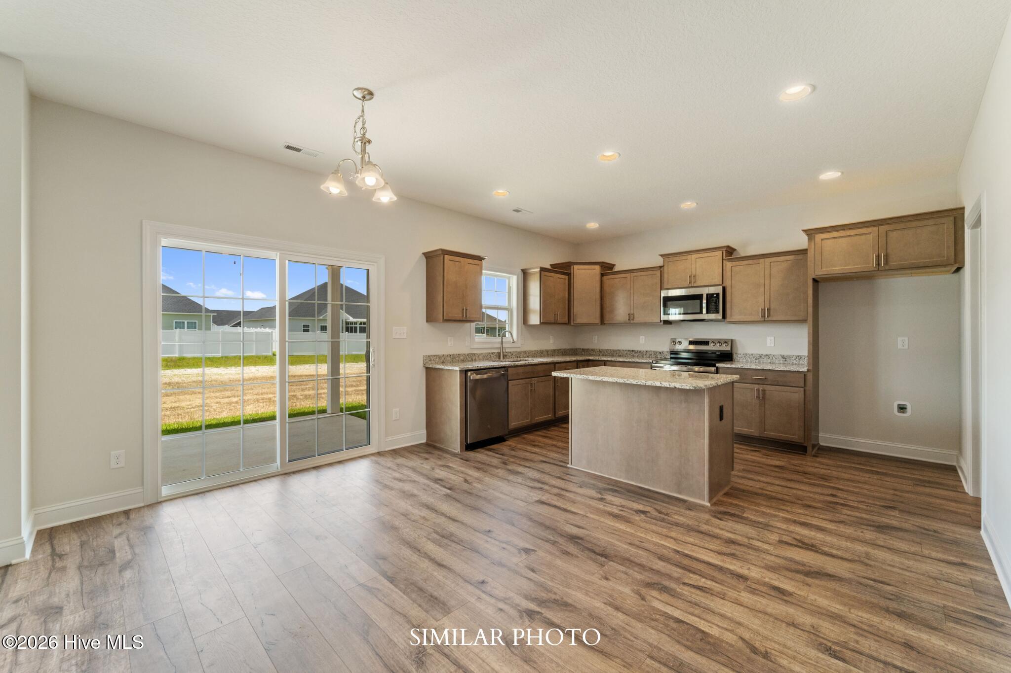 100554415 | Photo 12