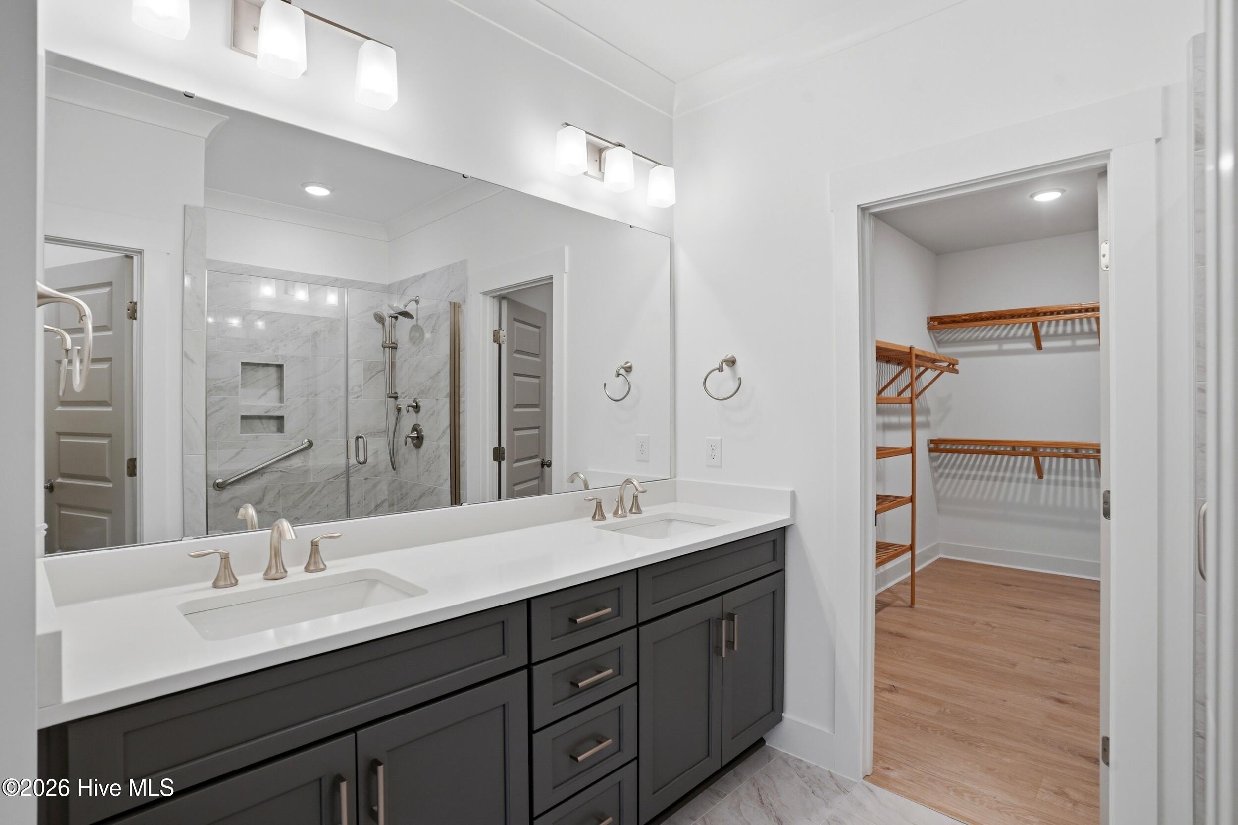 100561553 | Photo 18