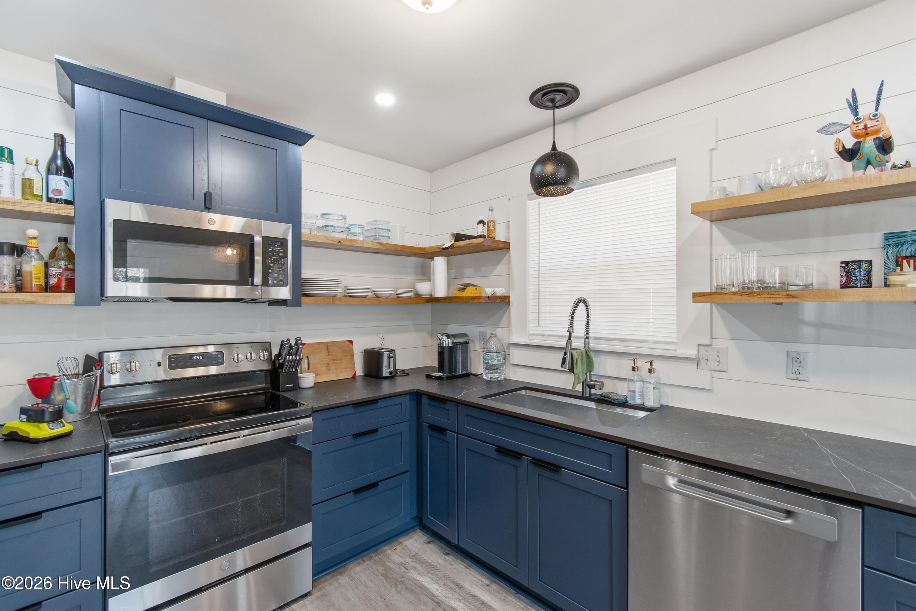 100561306 | Photo 12