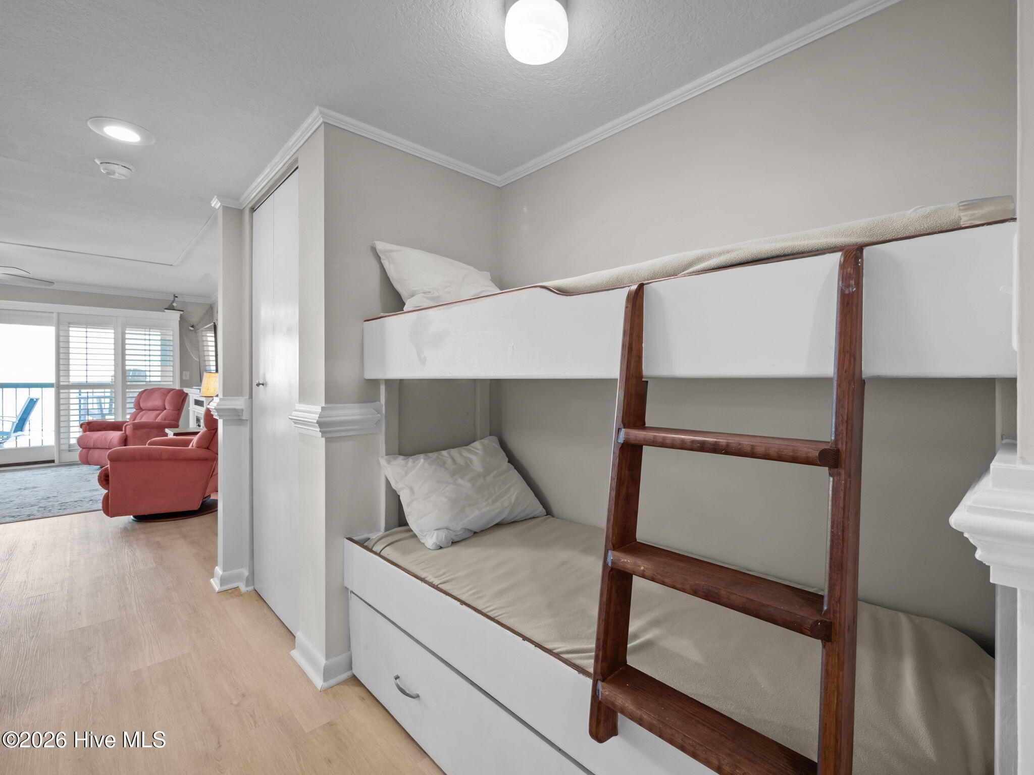 100550428 | Photo 22