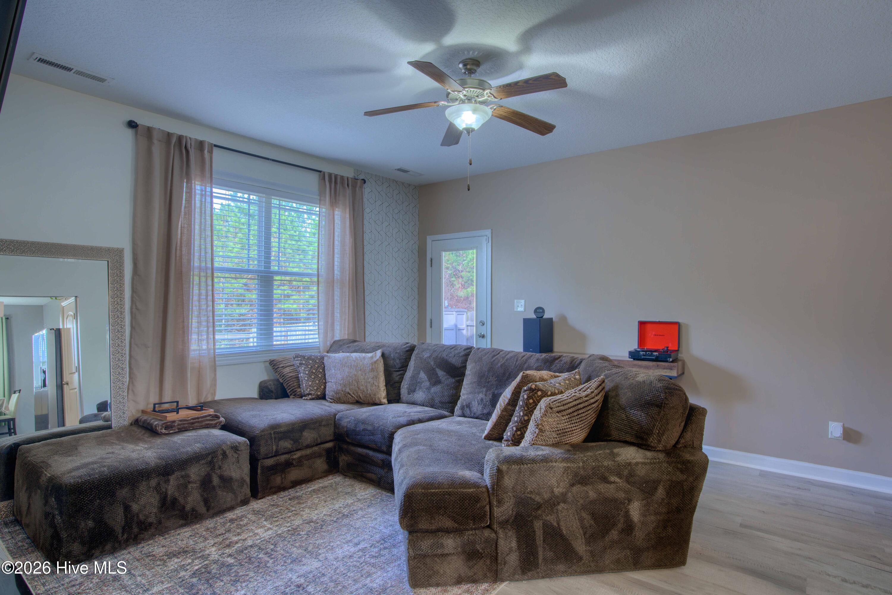 100558349 | Photo 10