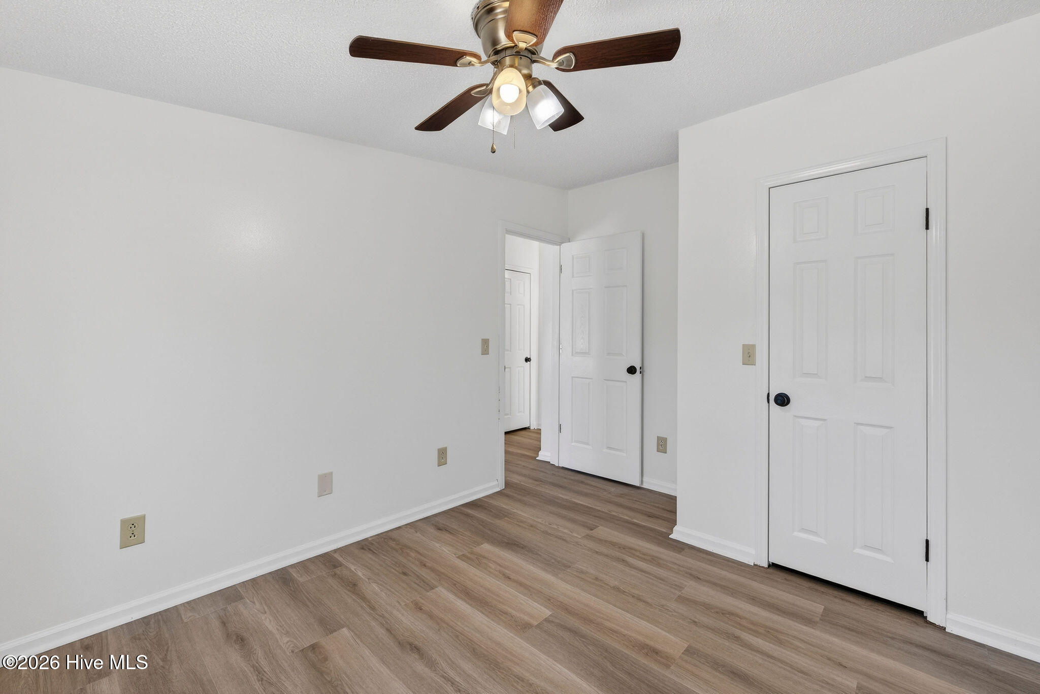 100548373 | Photo 26