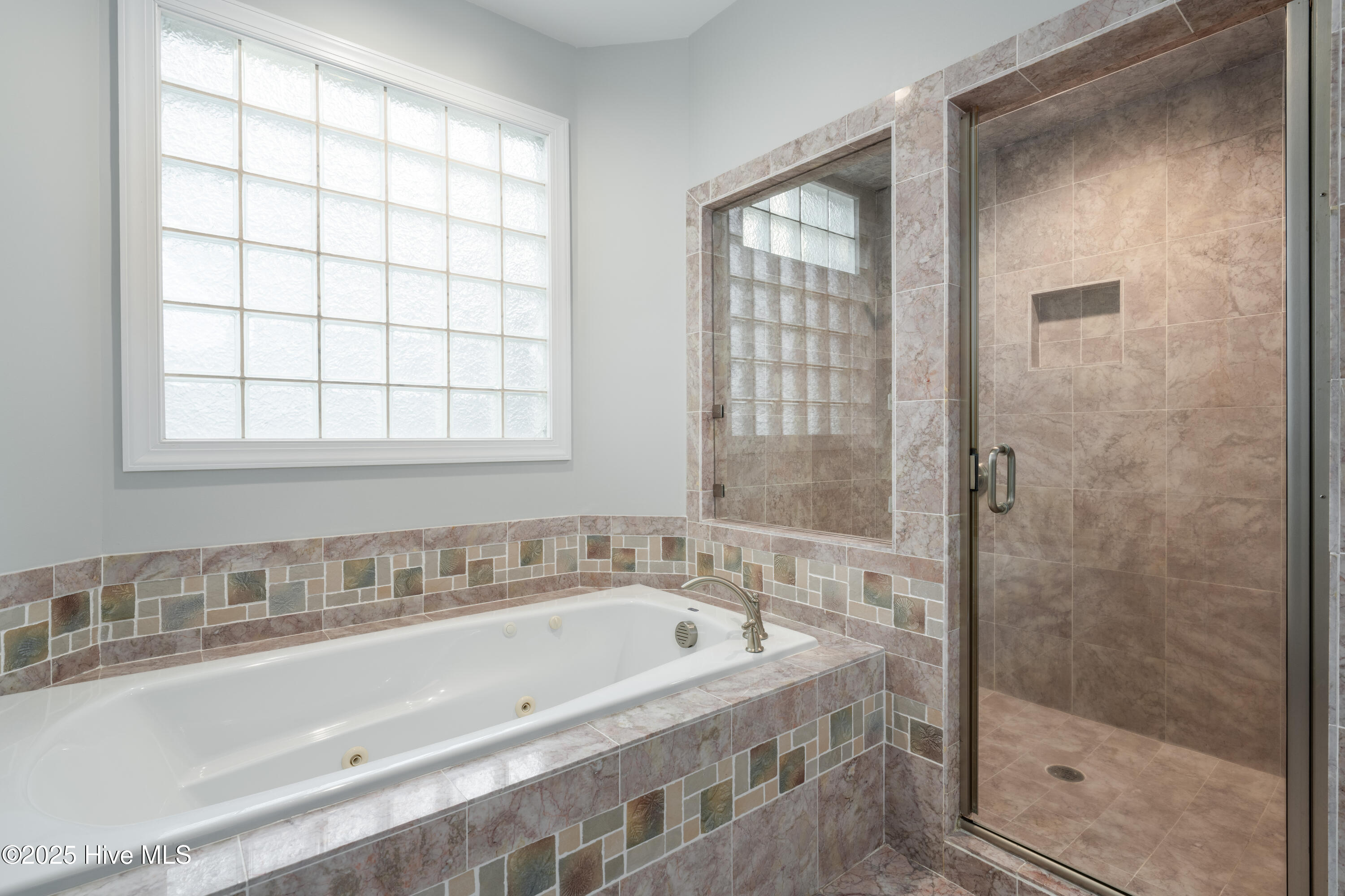 100506223 | Photo 35