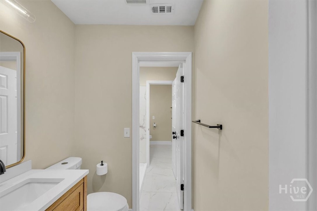 Jack & jill bathroom - each bedroom with own sink