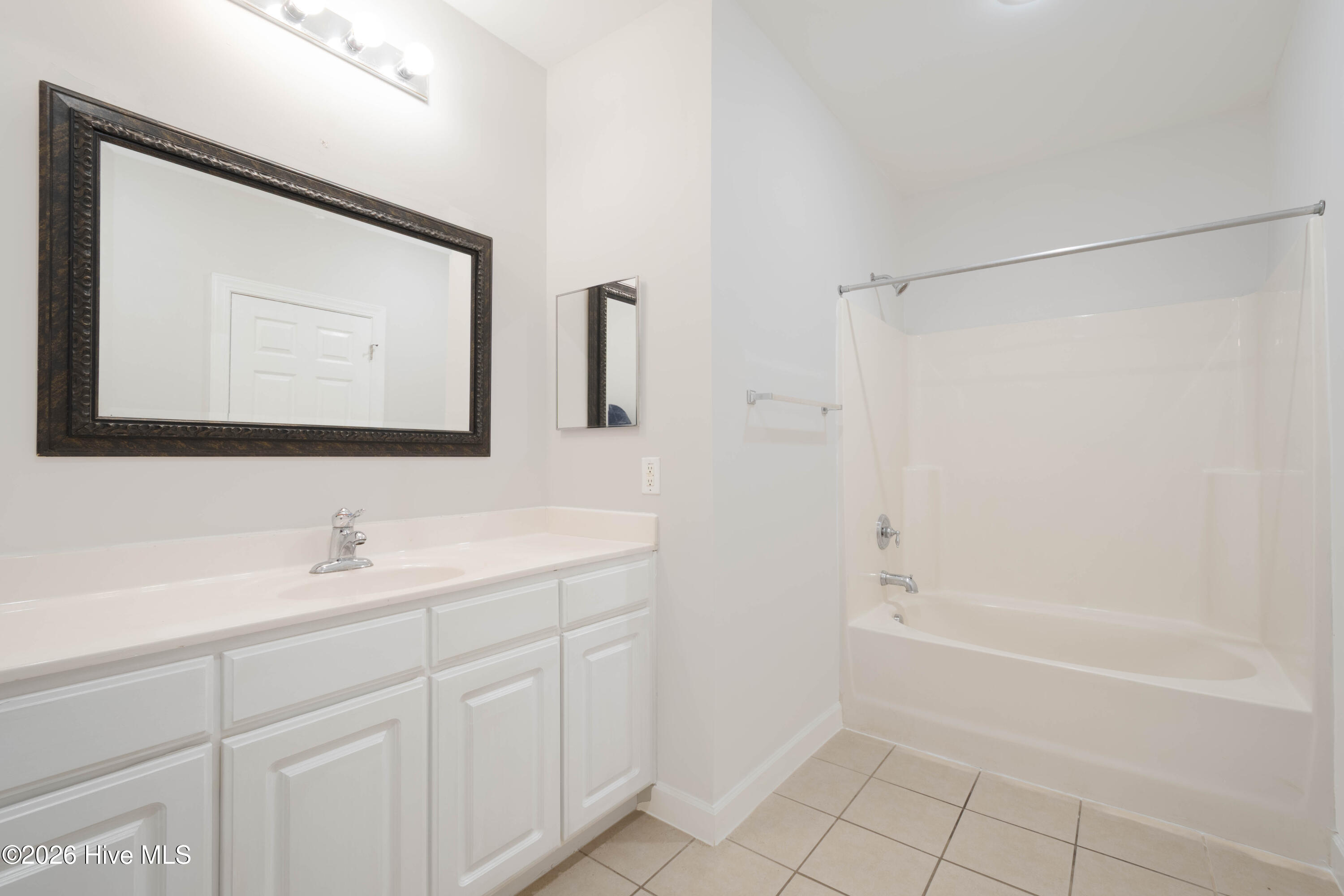 100566741 | Photo 47