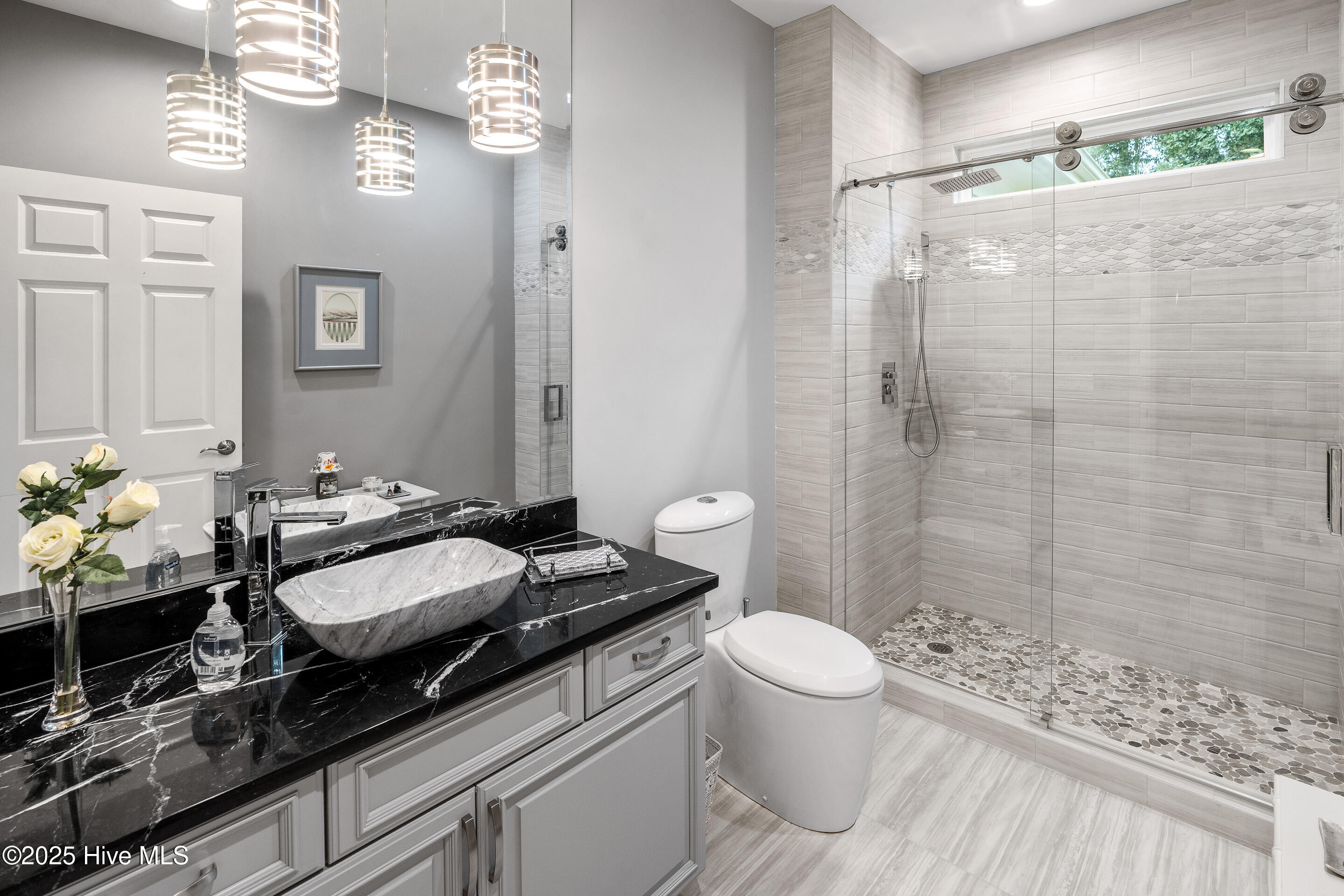 100549058 | Photo 11