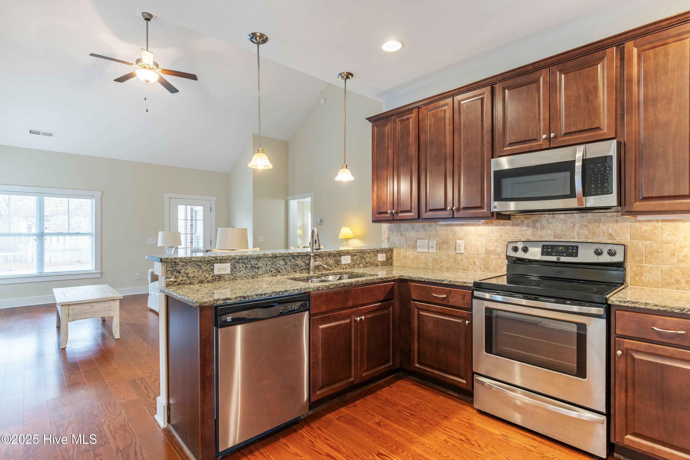 100542778 | Photo 16