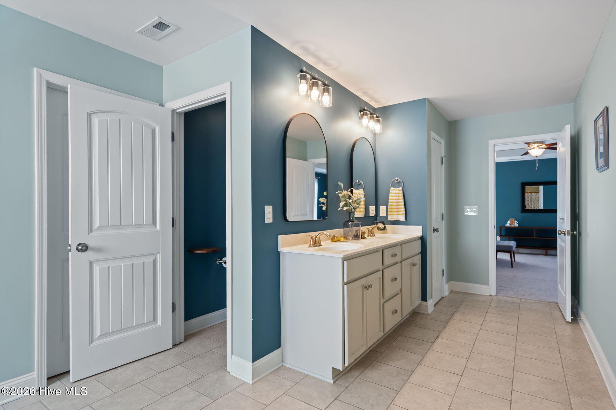 100562615 | Photo 28