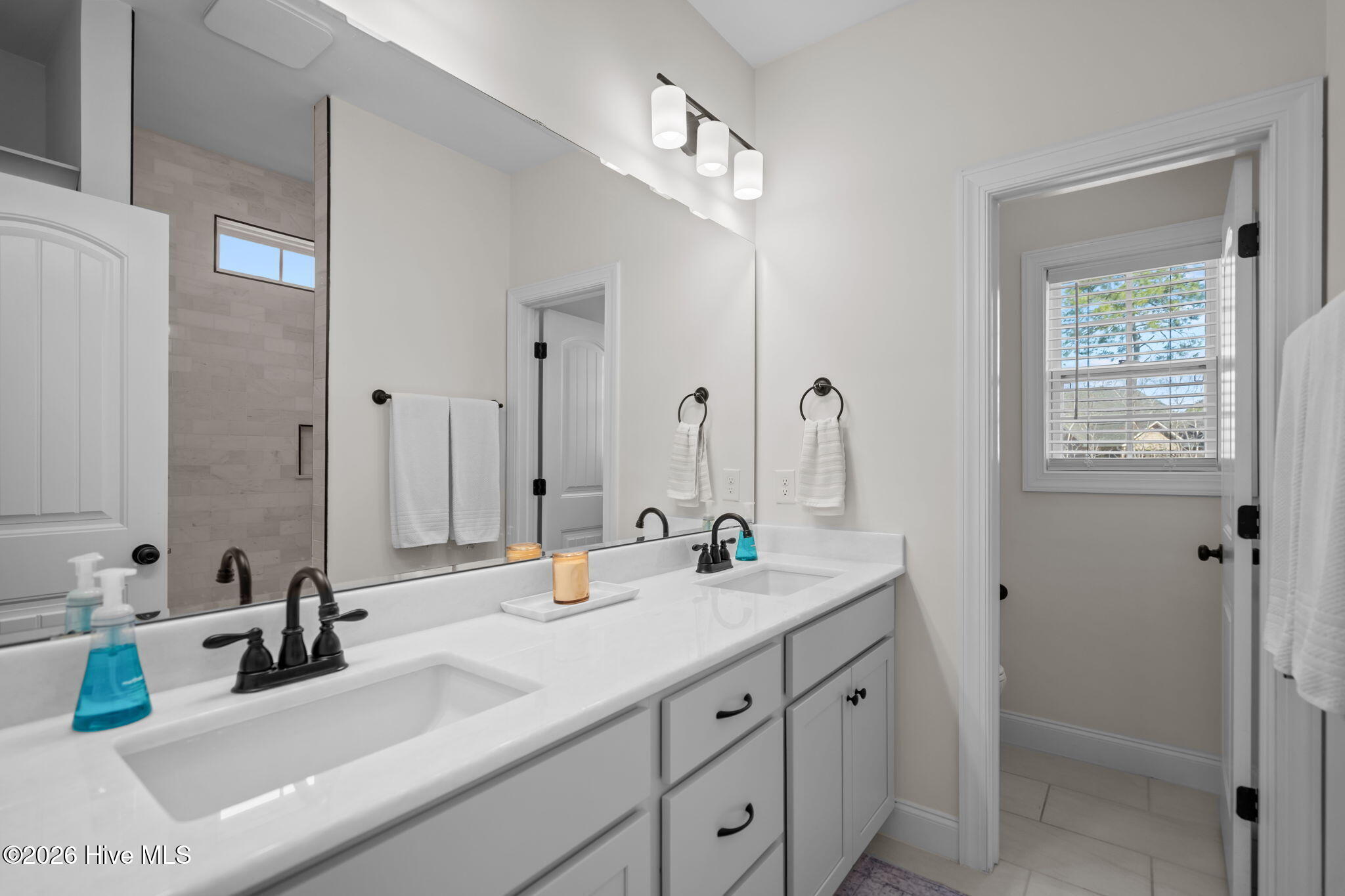 100567141 | Photo 30