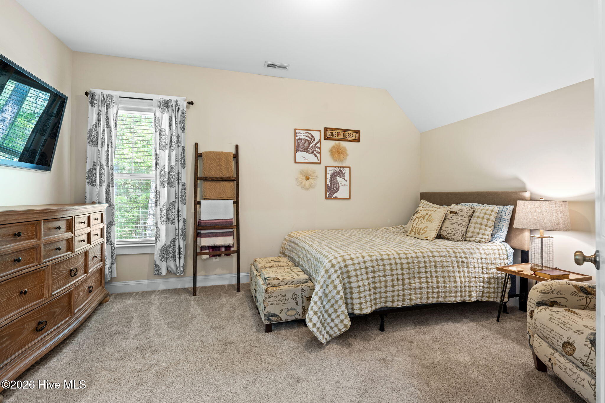 100568987 | Photo 33