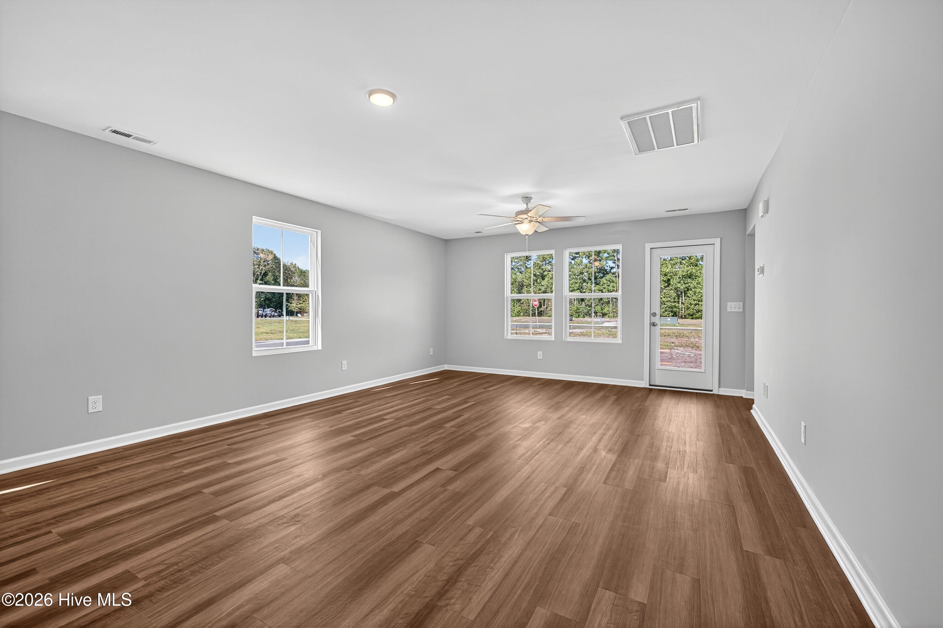 100565447 | Photo 19