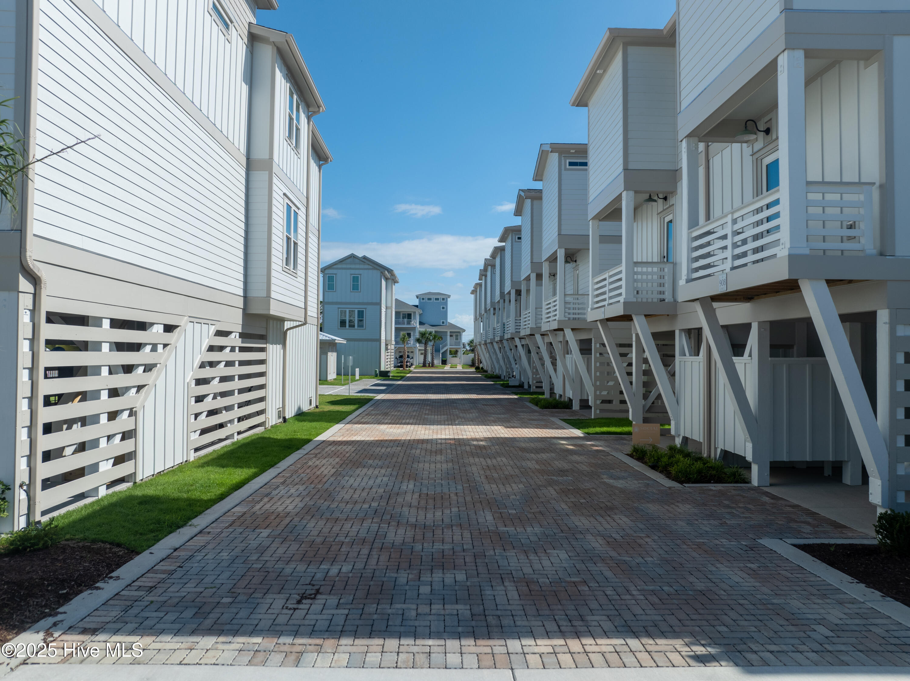 100519689 | Photo 61