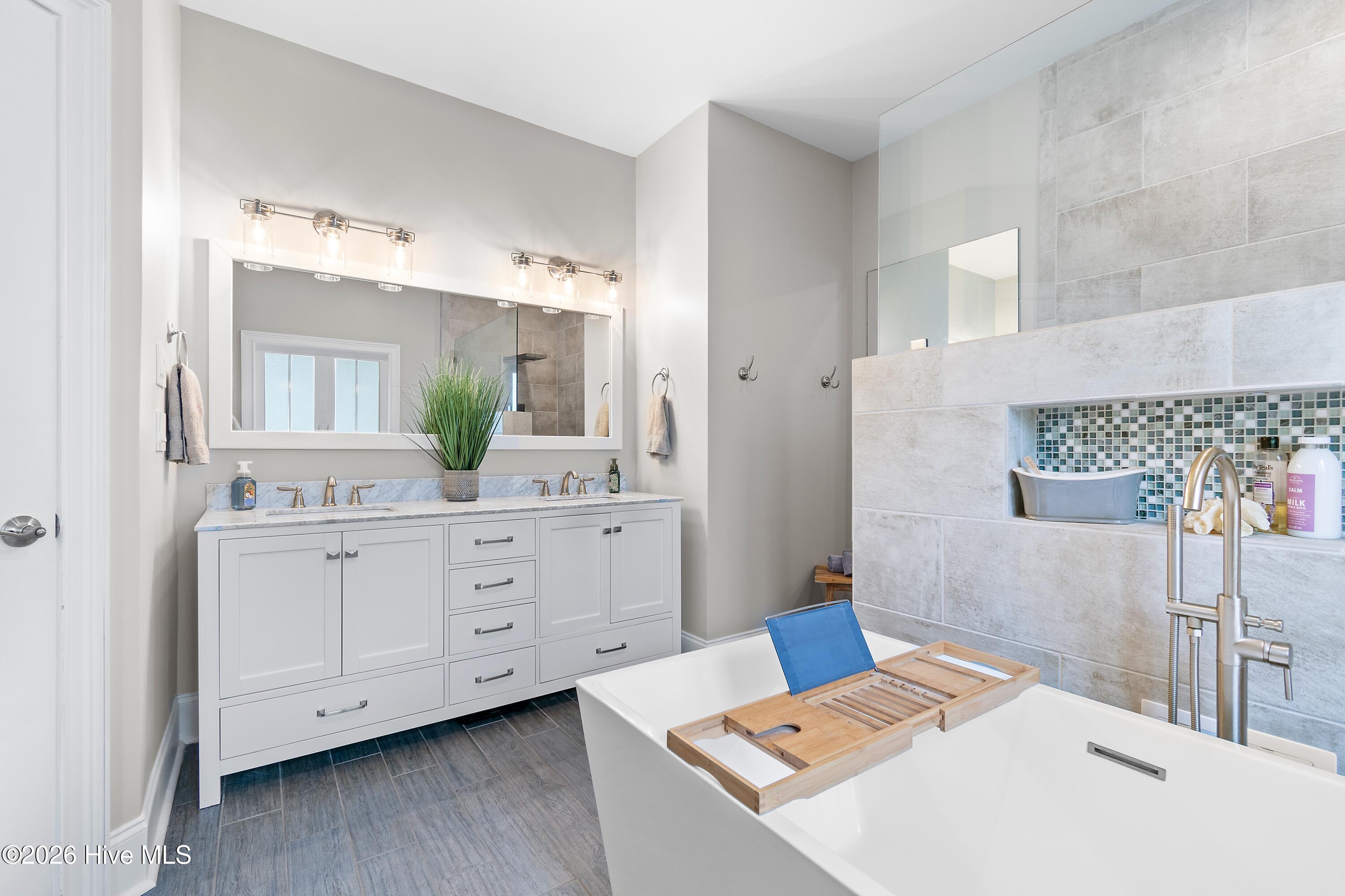 100565384 | Photo 32