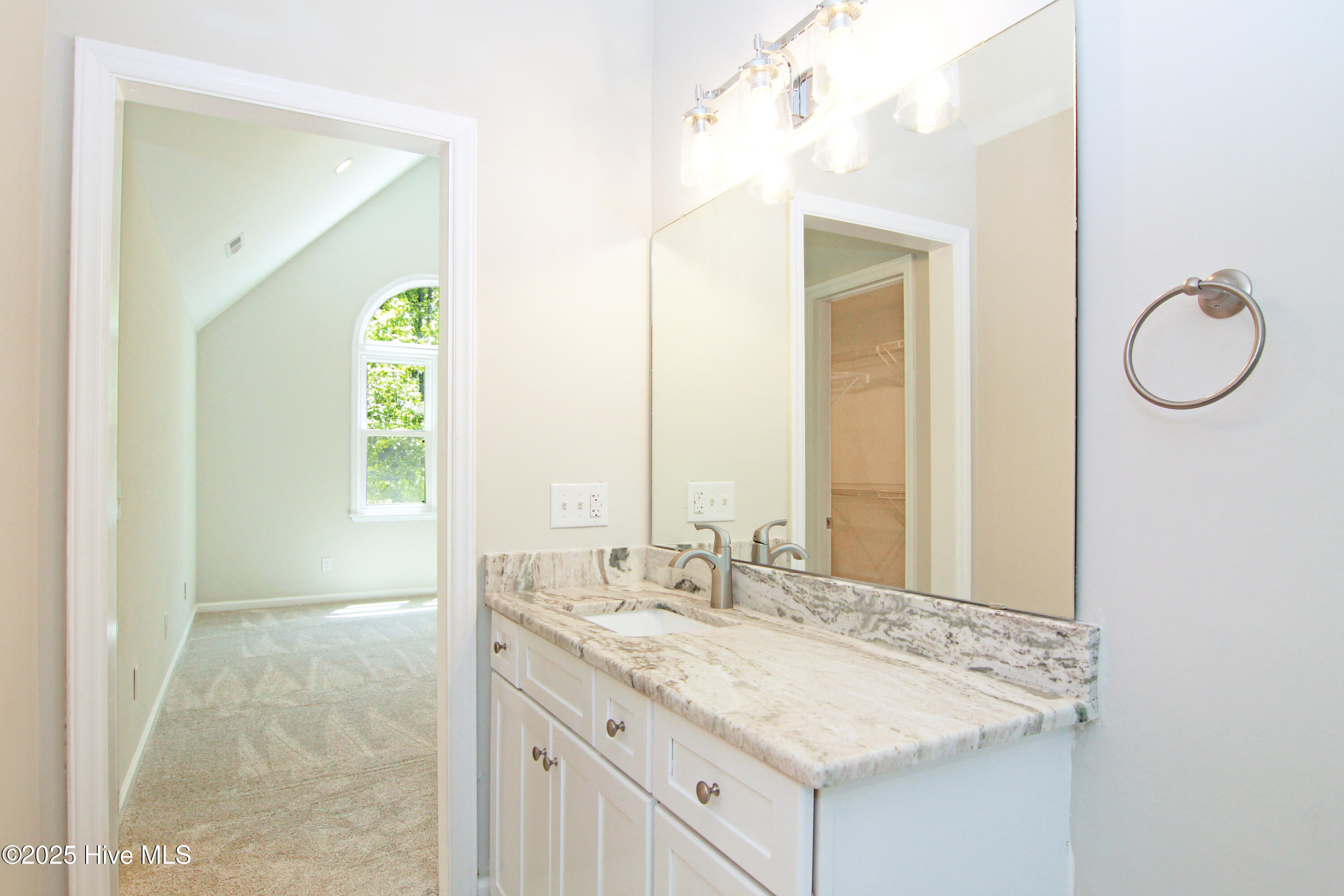 100517489 | Photo 24