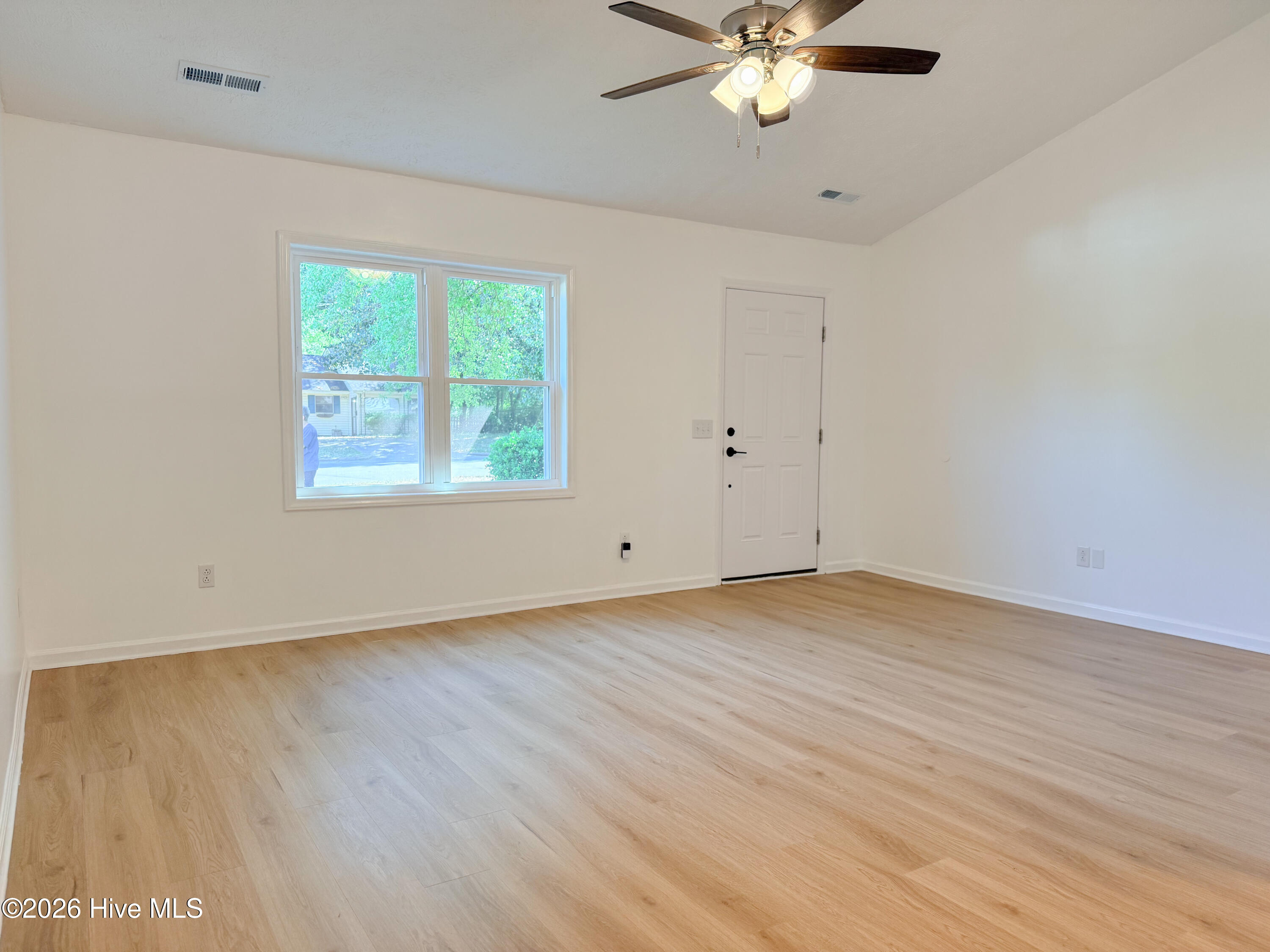 100568255 | Photo 30