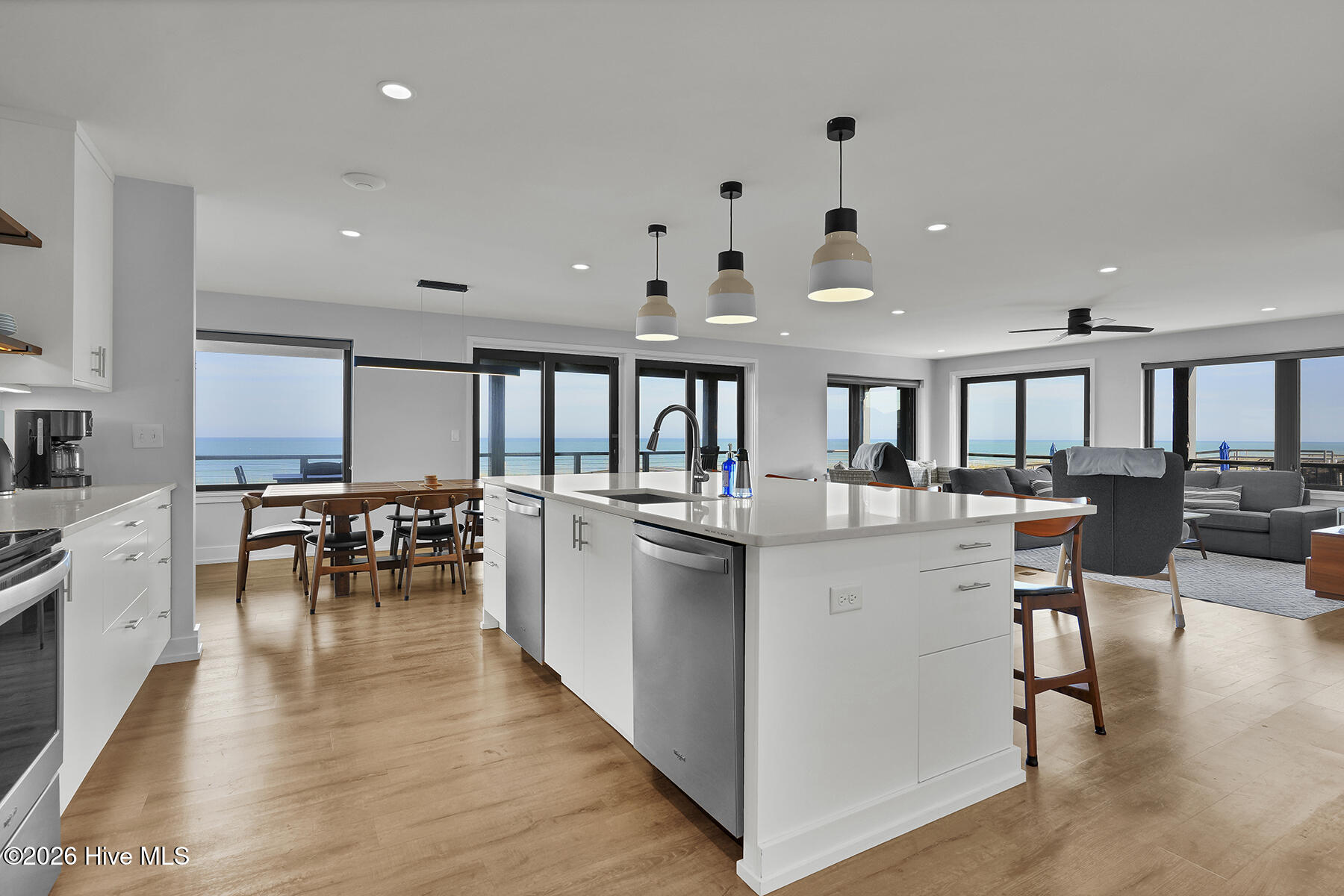 100565280 | Photo 56