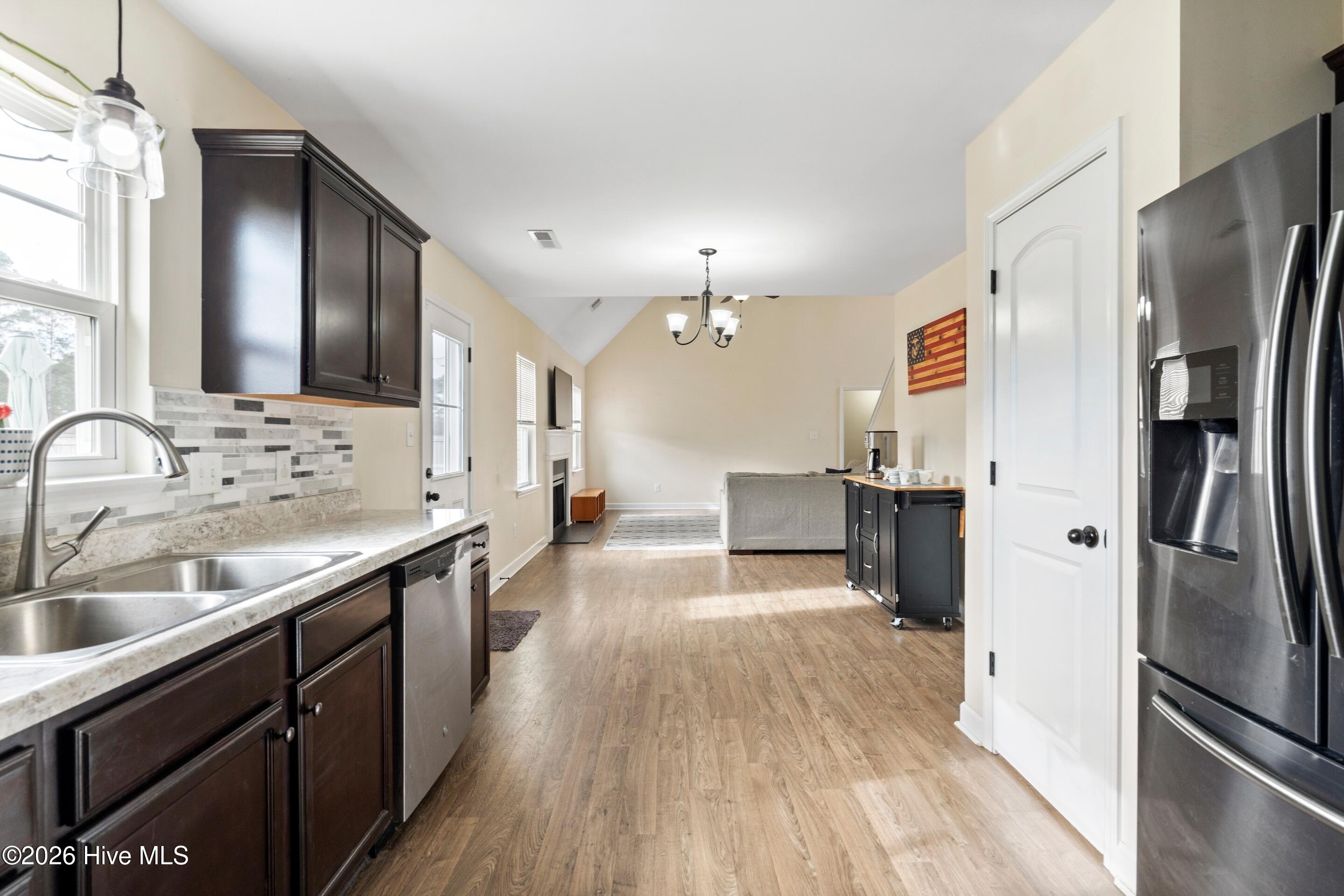 100548782 | Photo 12