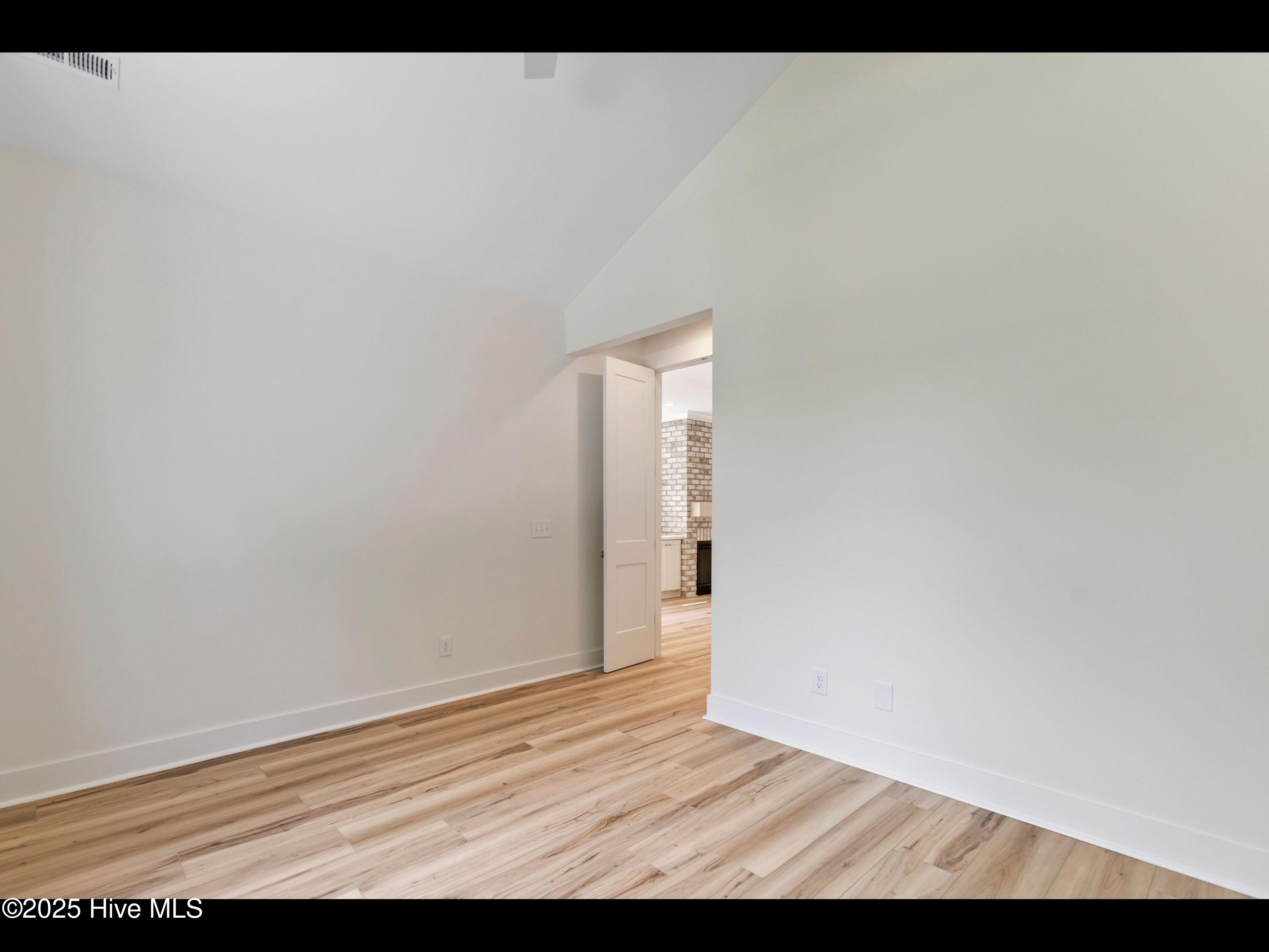 100490321 | Photo 33