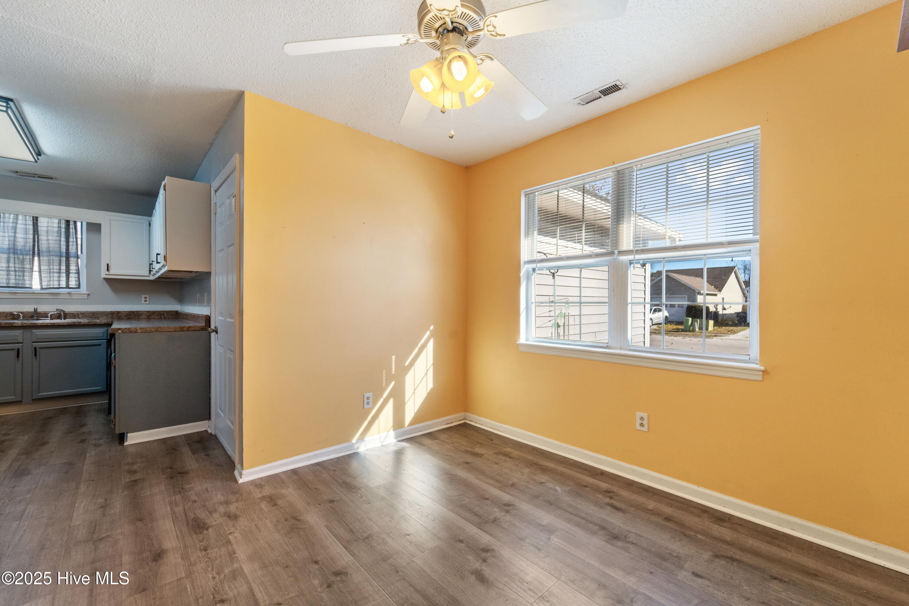 100546102 | Photo 14