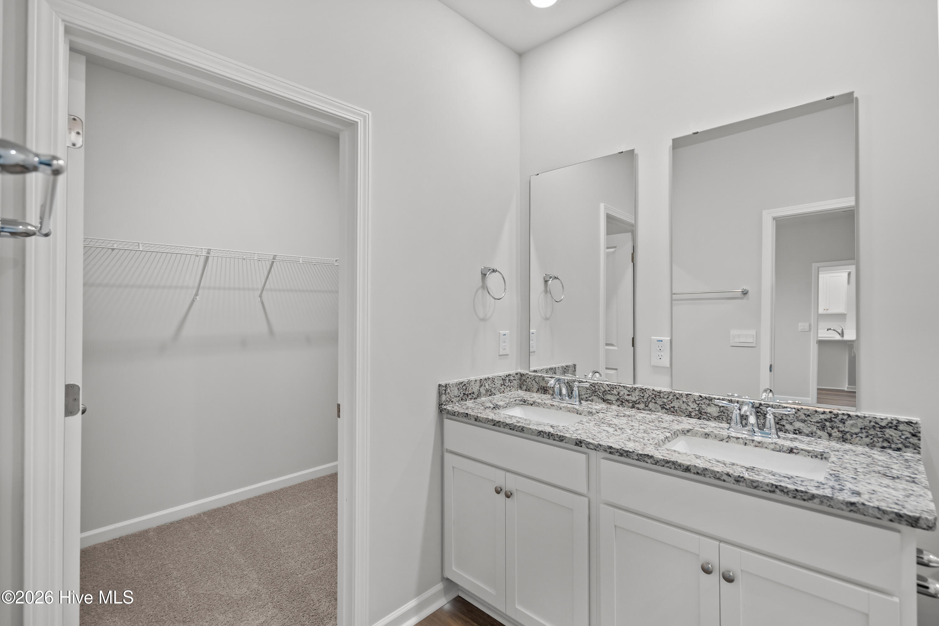 100555790 | Photo 24