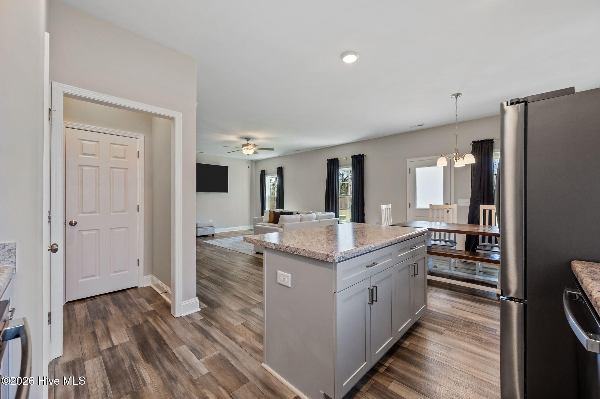 100560857 | Photo 17