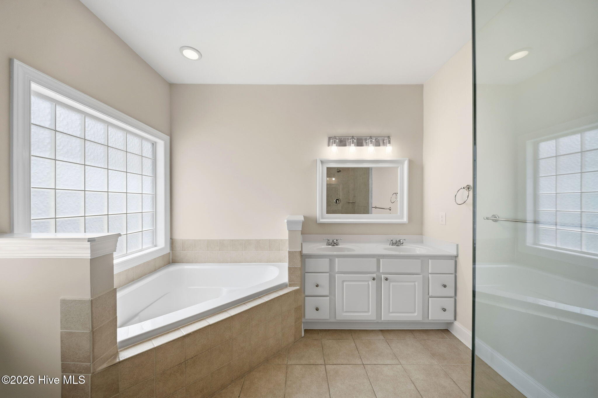 100566234 | Photo 39