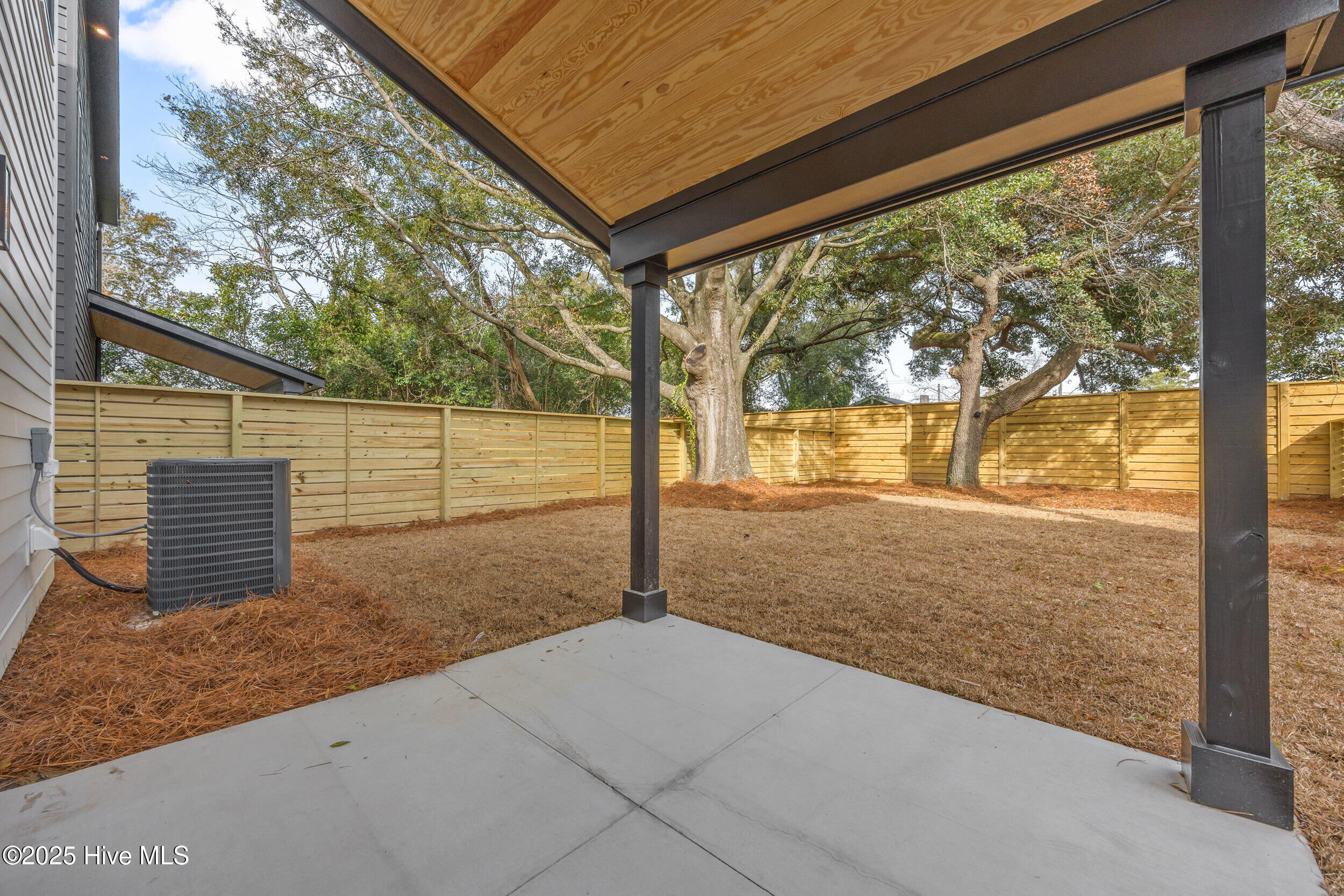 100557890 | Photo 43