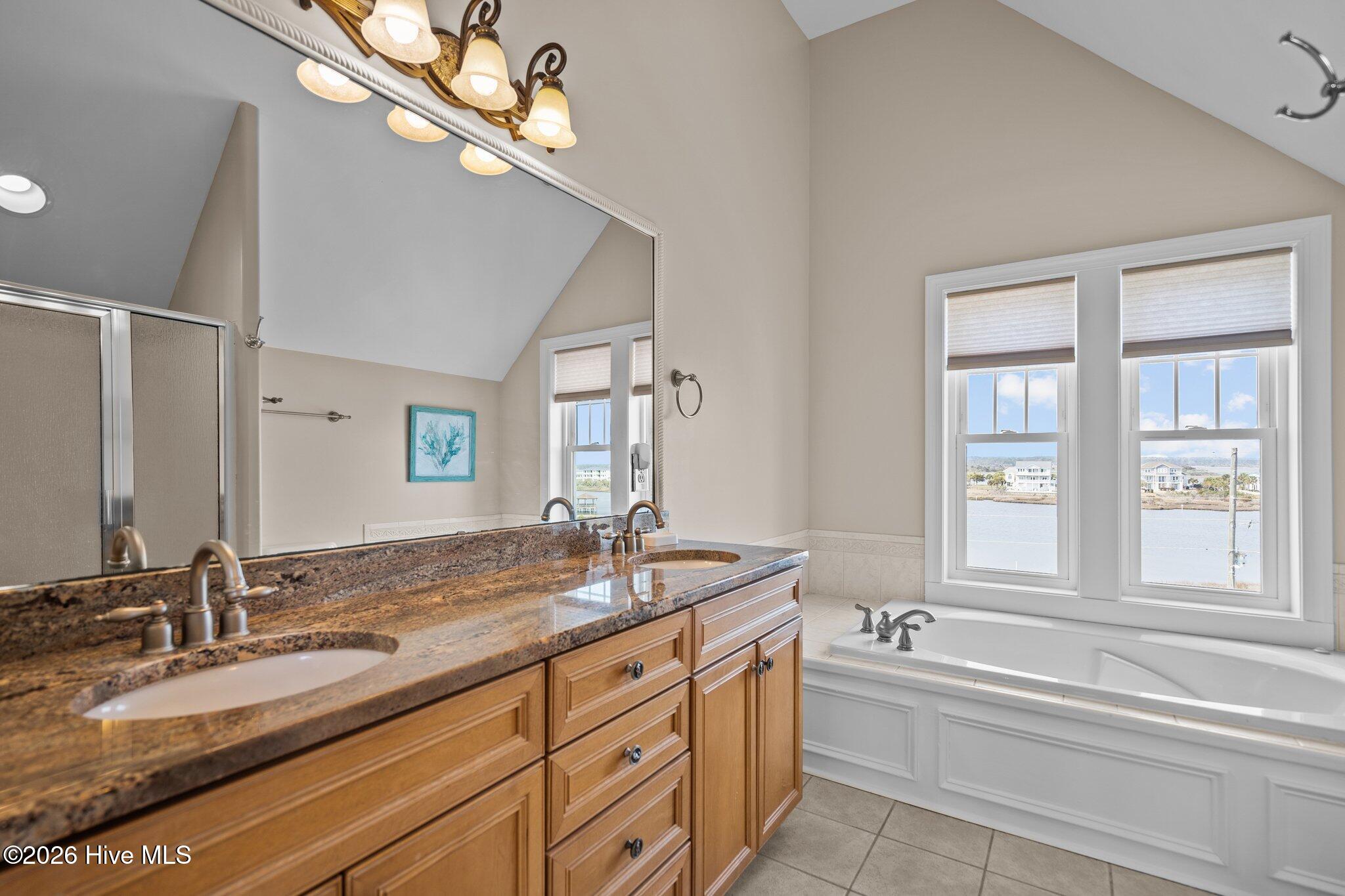 100562244 | Photo 42