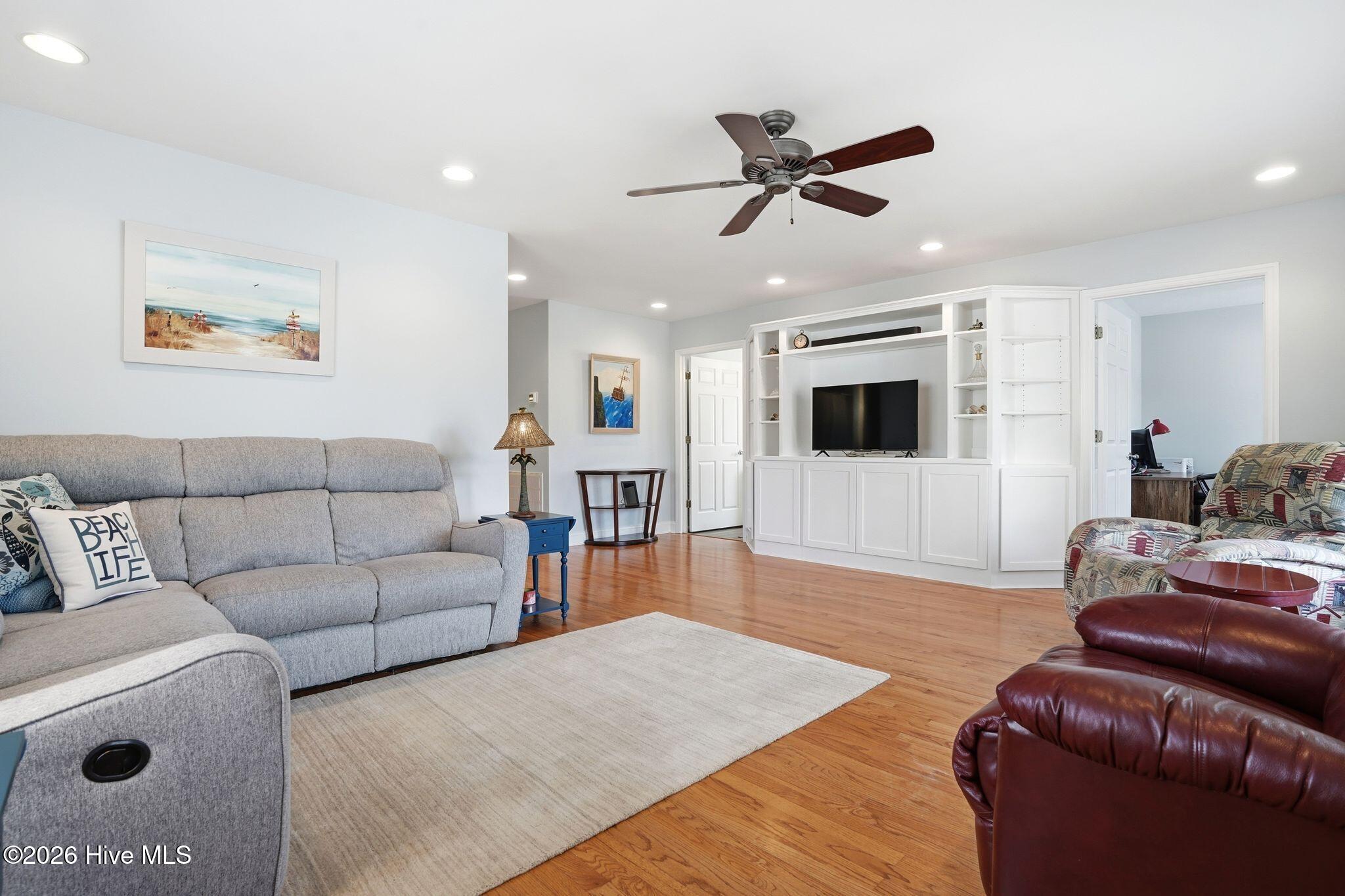 100555111 | Photo 42