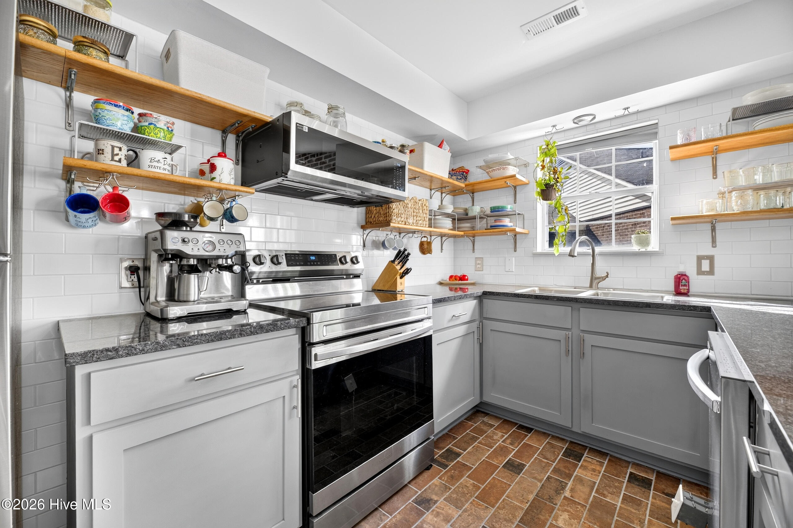 Nice appliances including new dishwasher