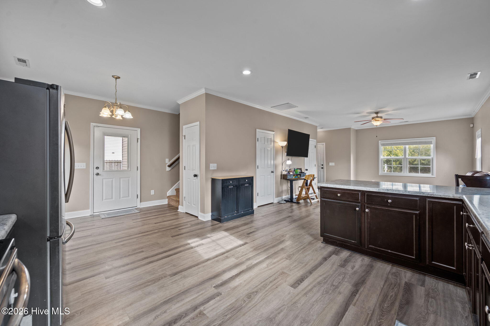 100549610 | Photo 16