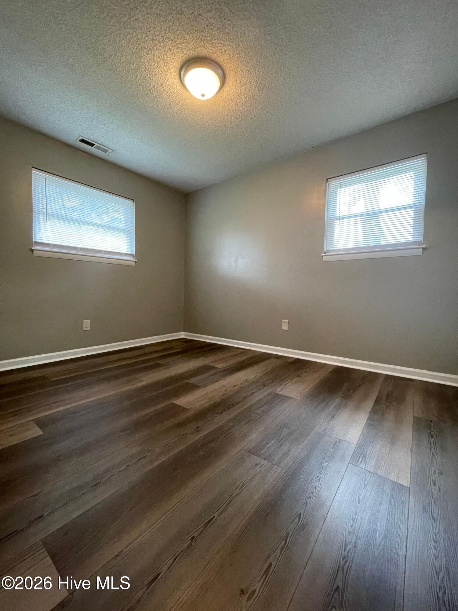 100553183 | Photo 15