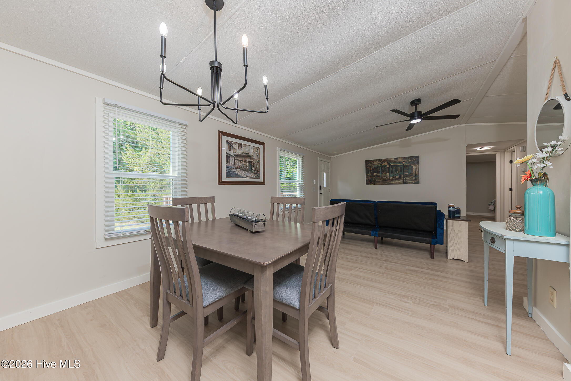 100570278 | Photo 29