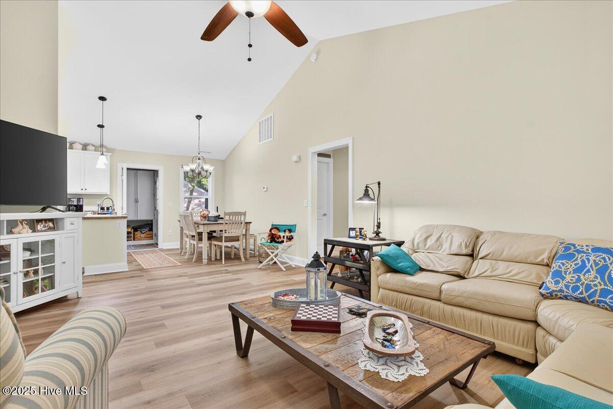 100553447 | Photo 14