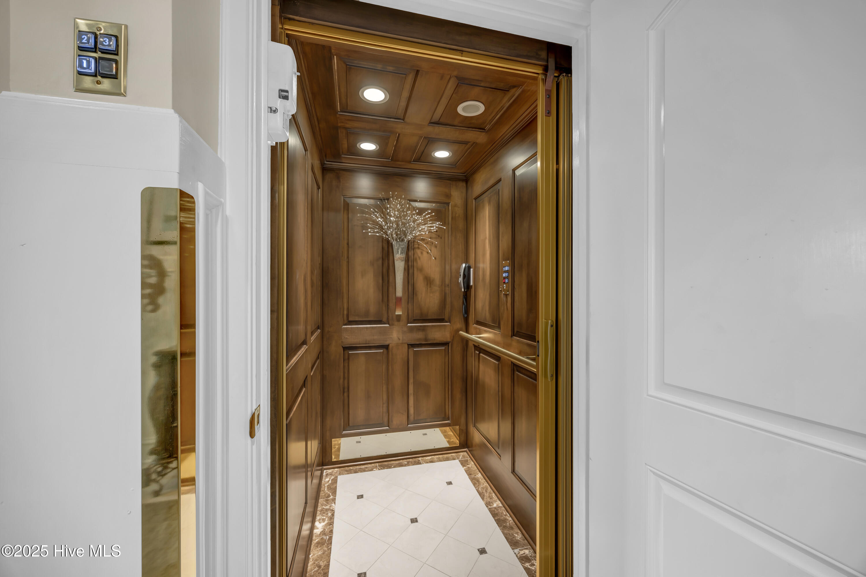 100530989 | Photo 54