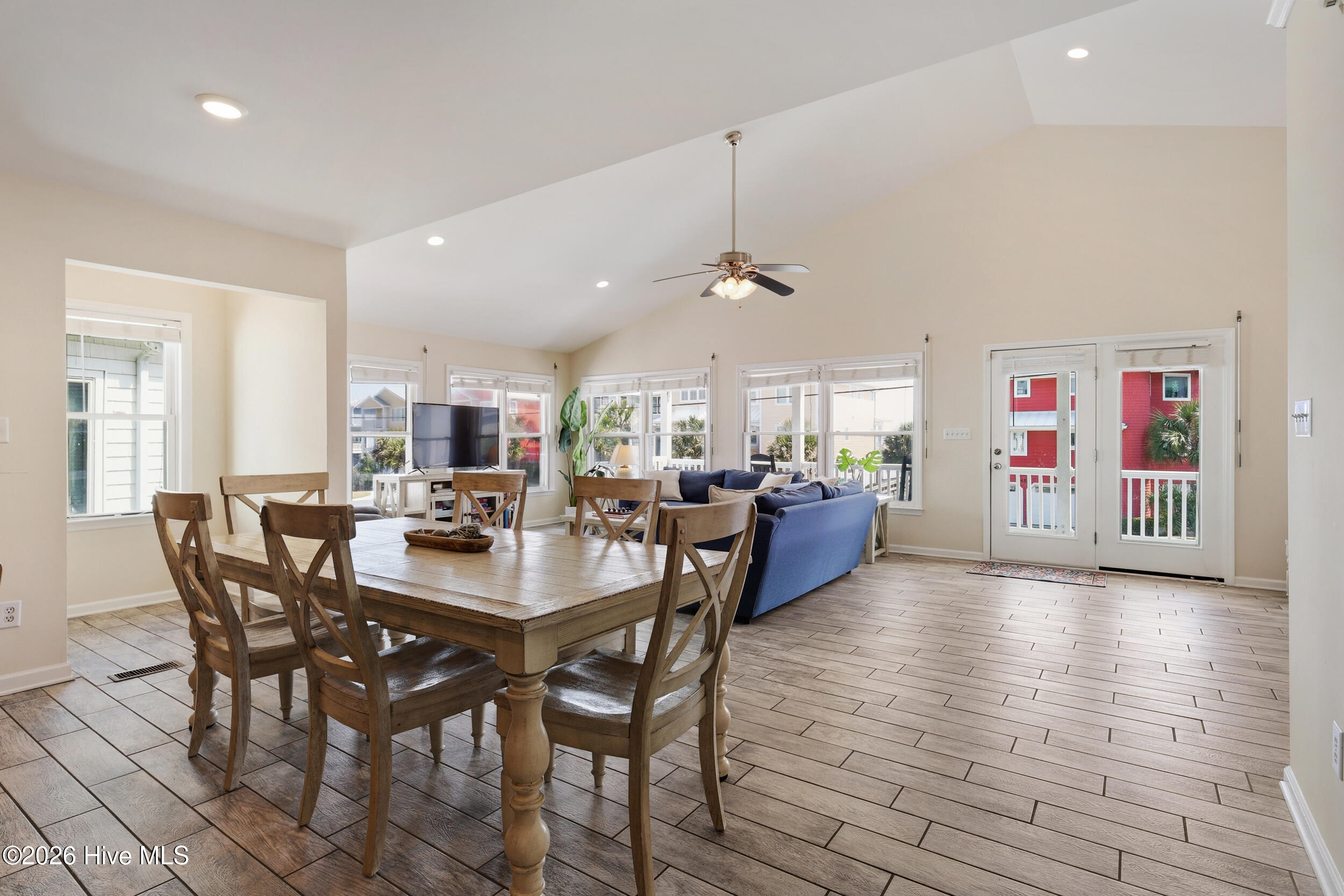 100561472 | Photo 22