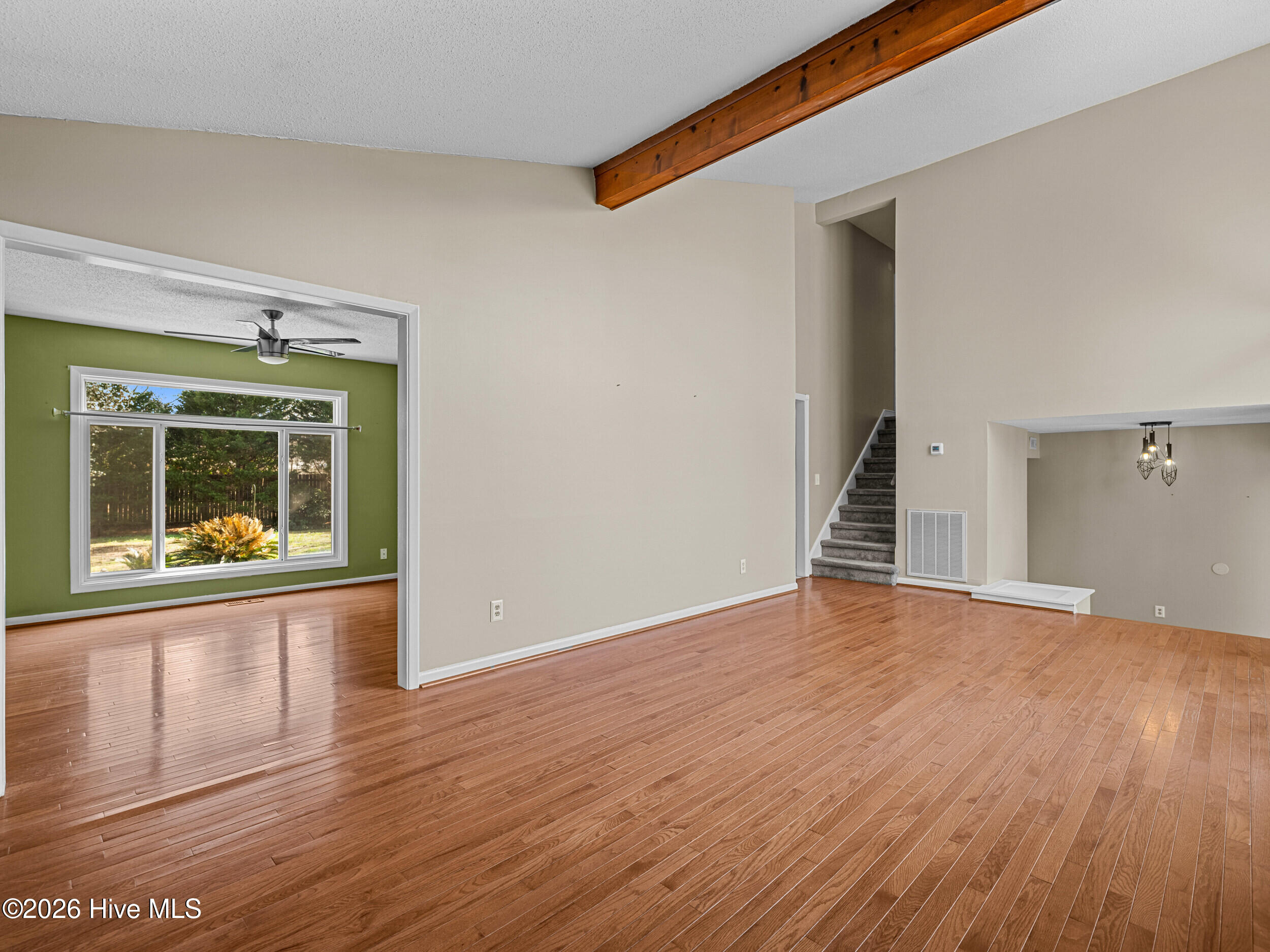 100561743 | Photo 11