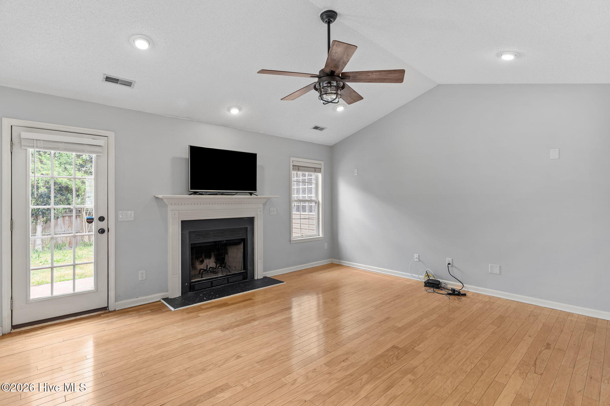 100569339 | Photo 21