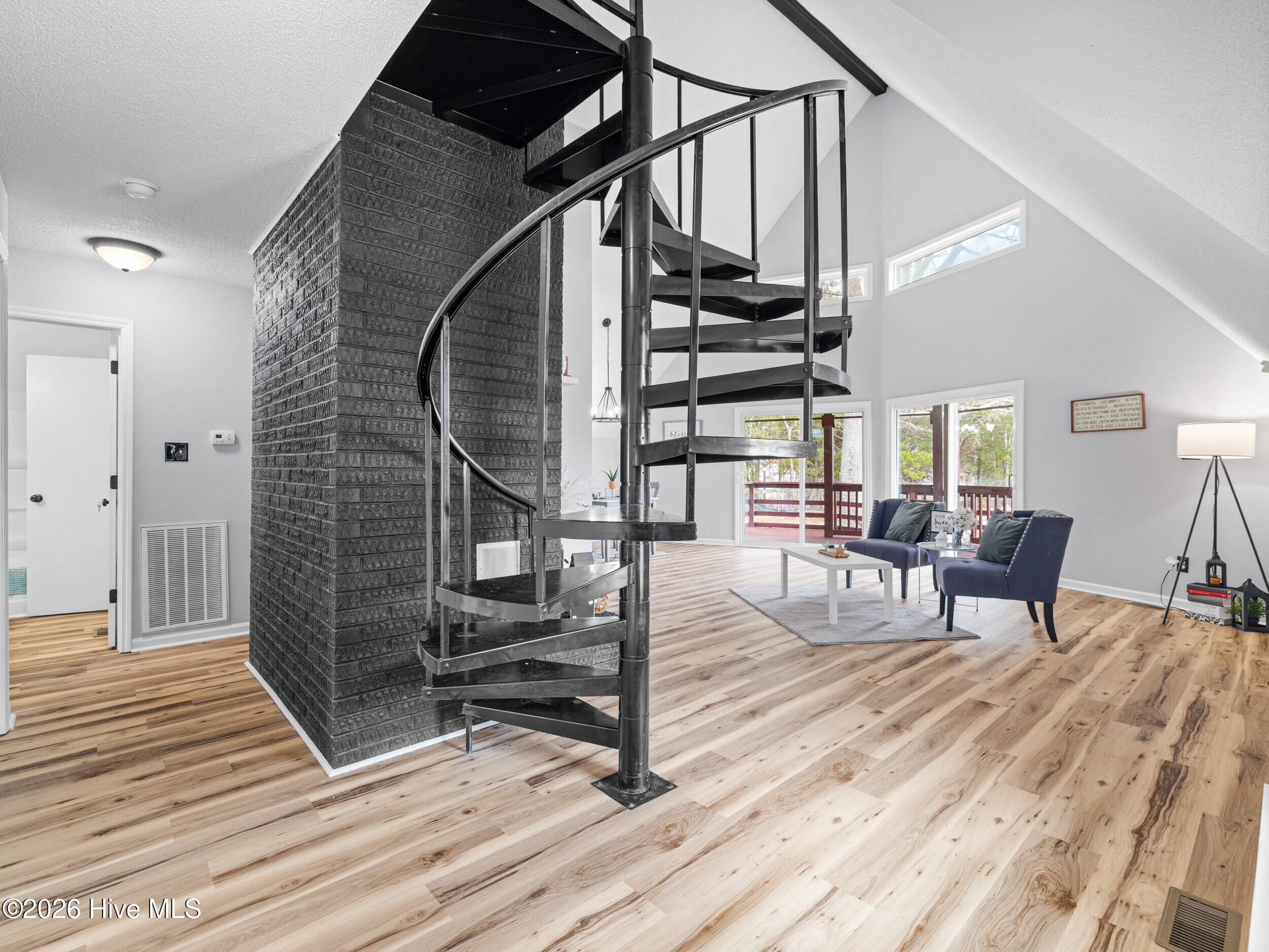 100558460 | Photo 32