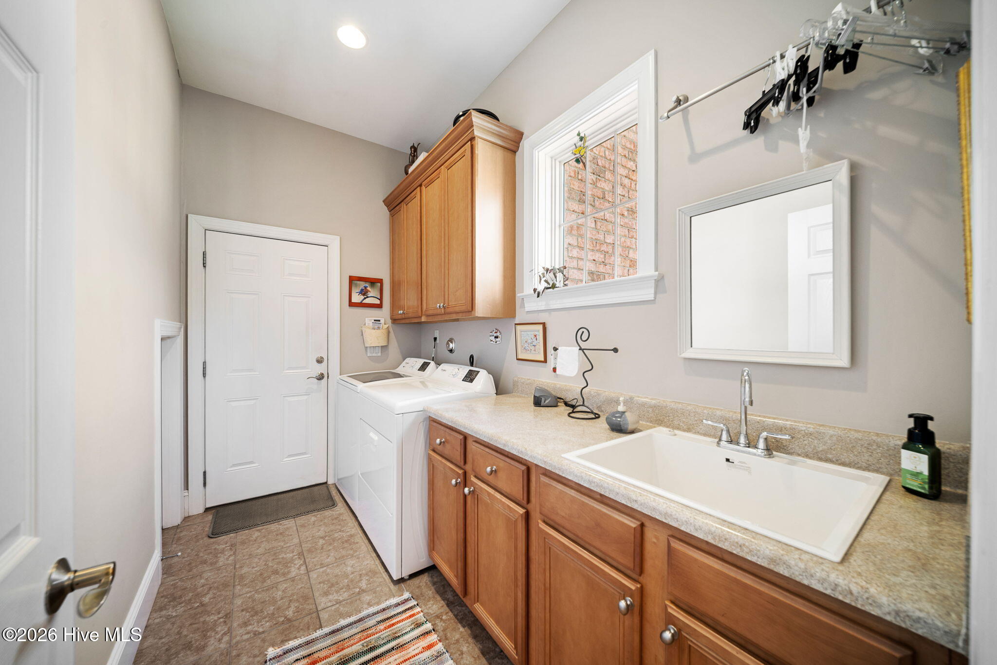 100560787 | Photo 33