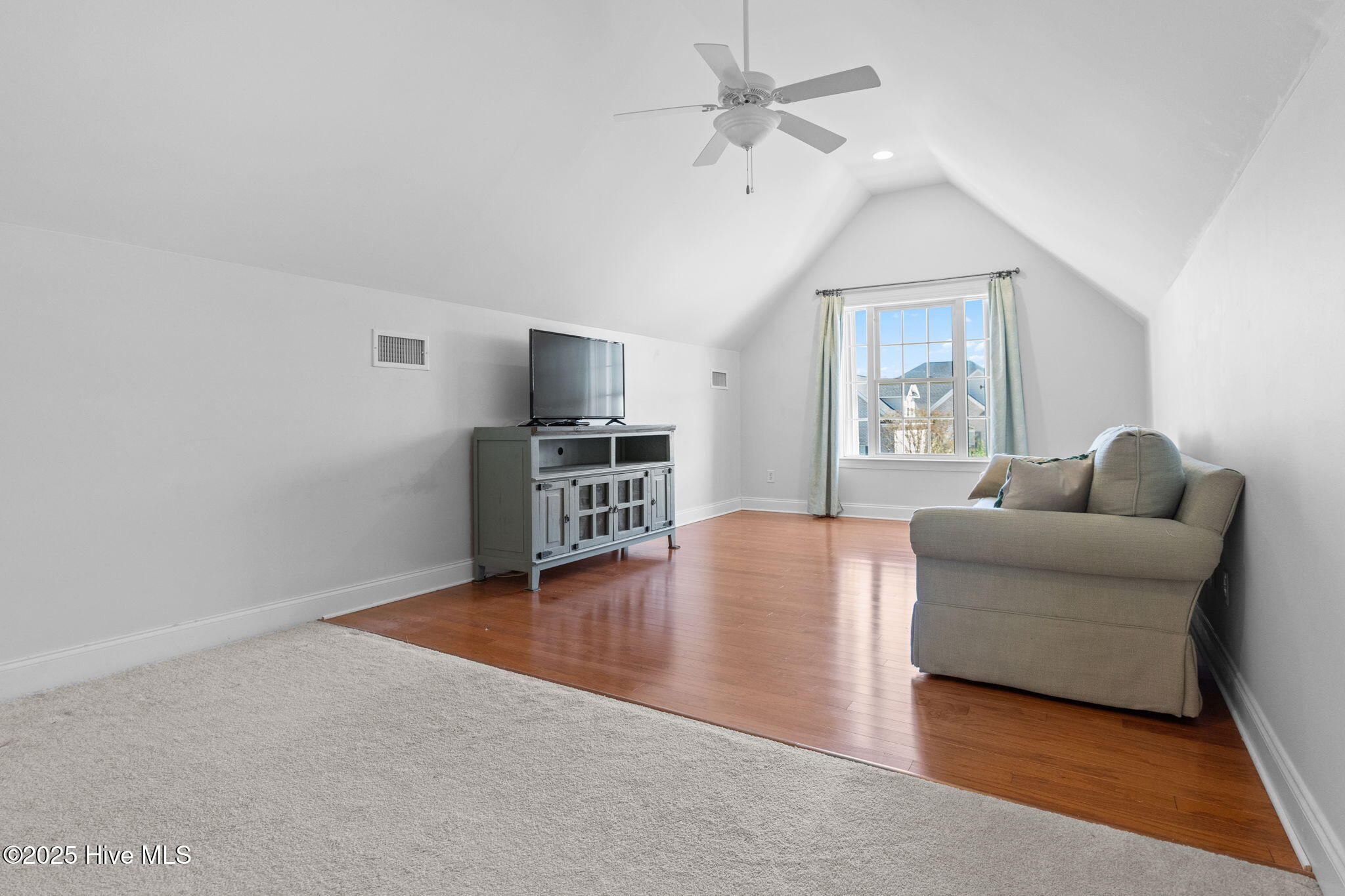 100538091 | Photo 43