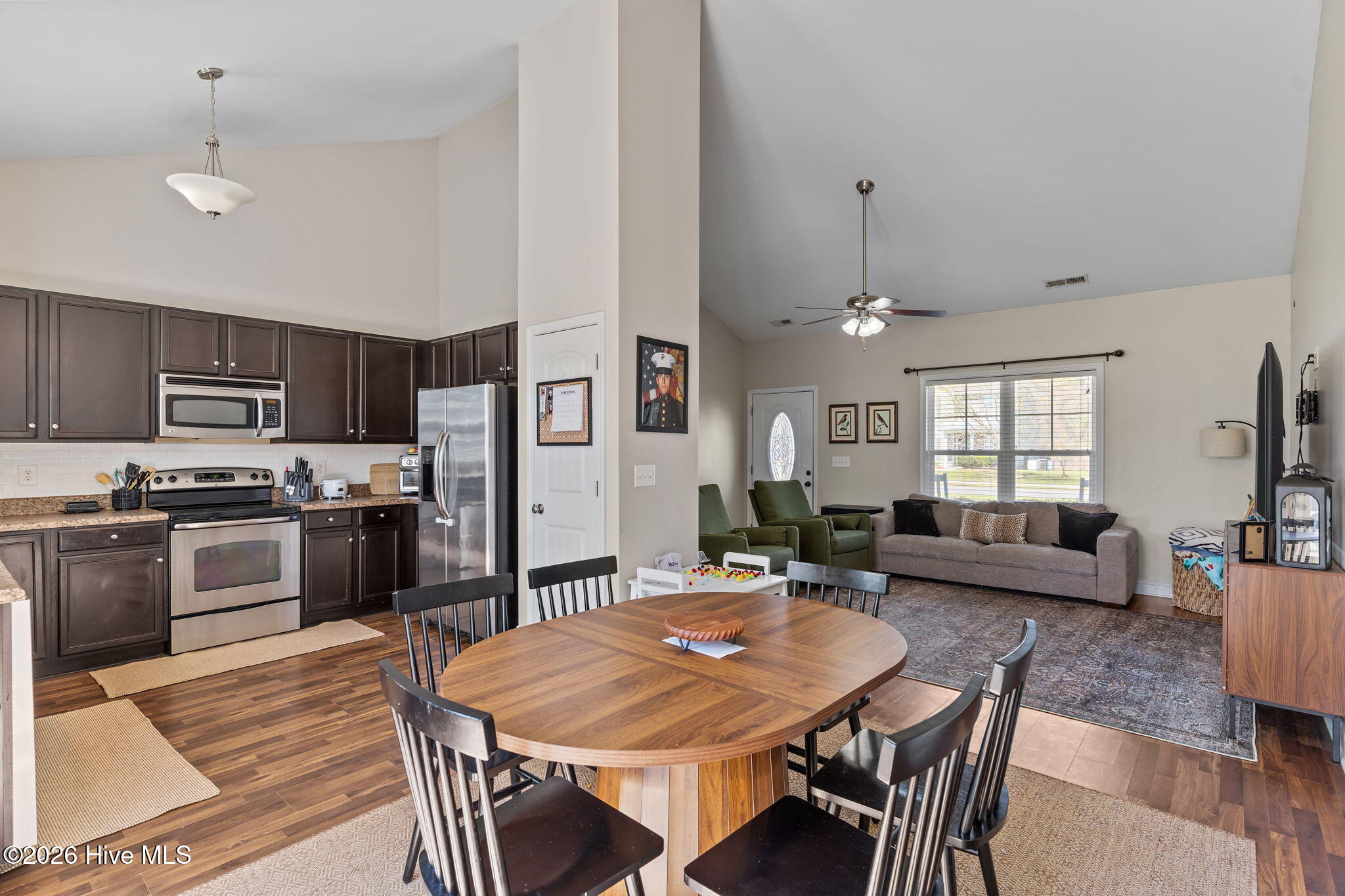 100561323 | Photo 16