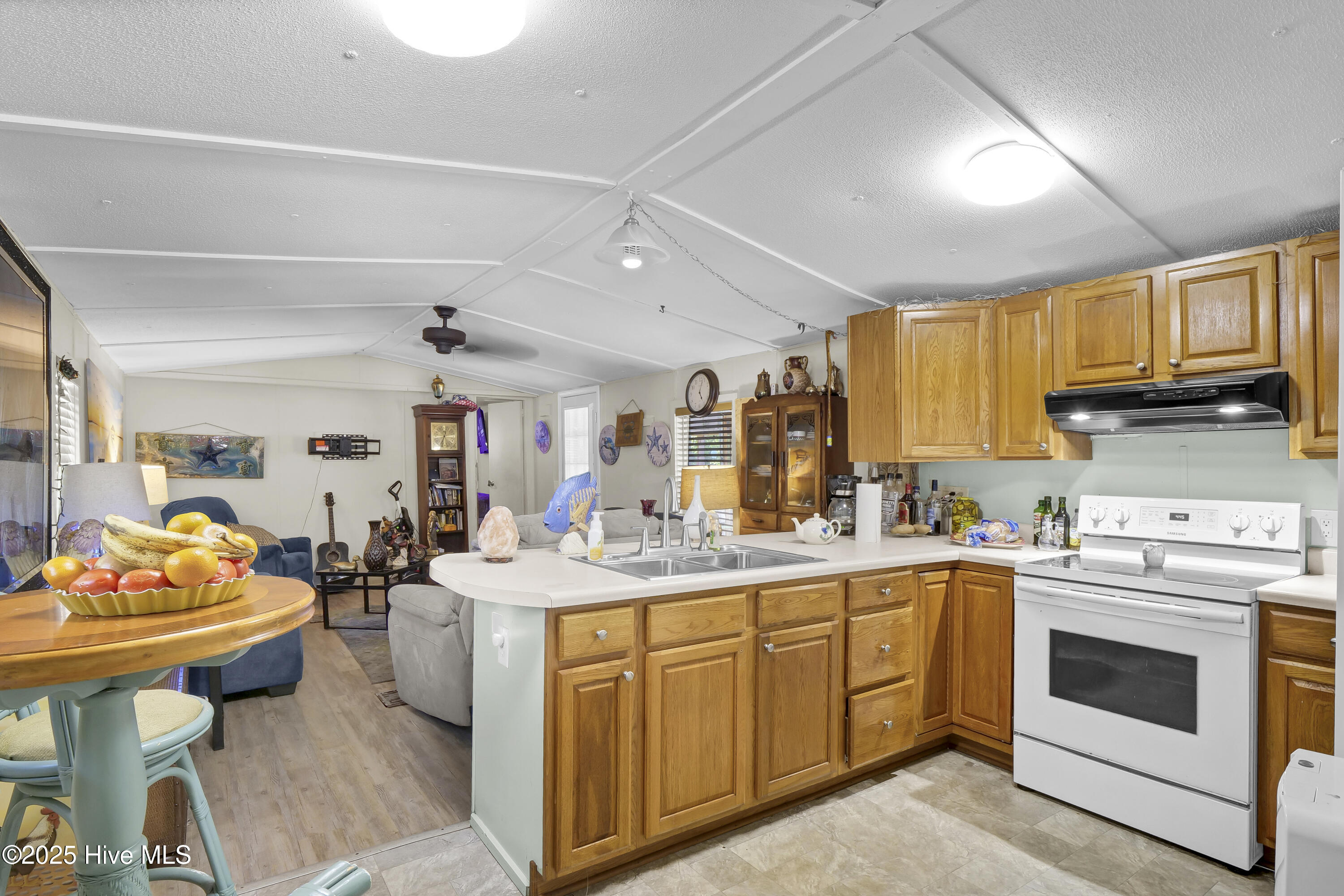 100522648 | Photo 15