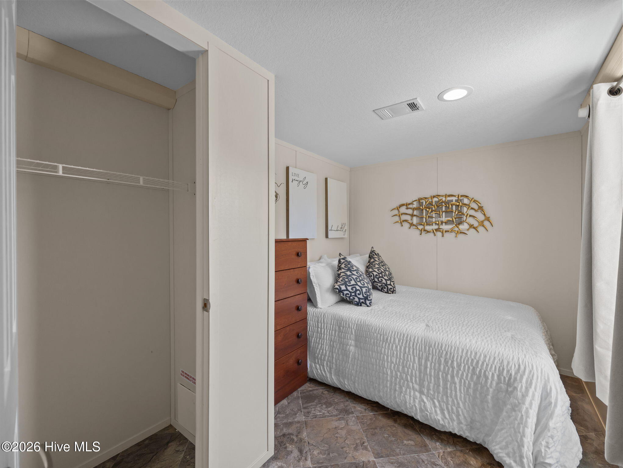 100567345 | Photo 18