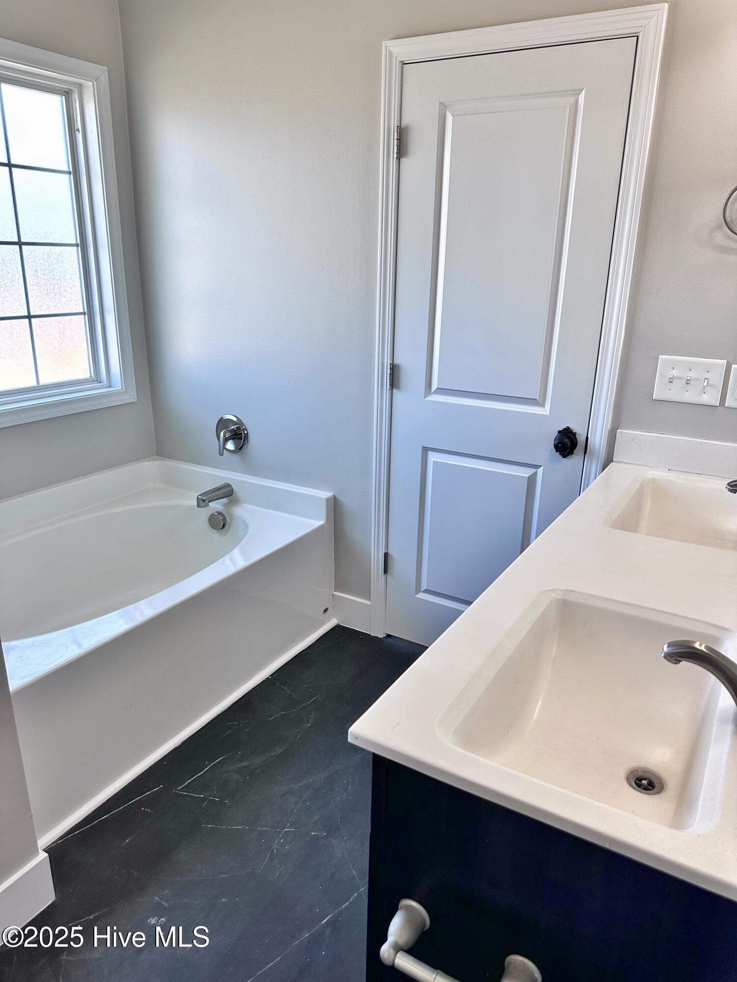 100542600 | Photo 26