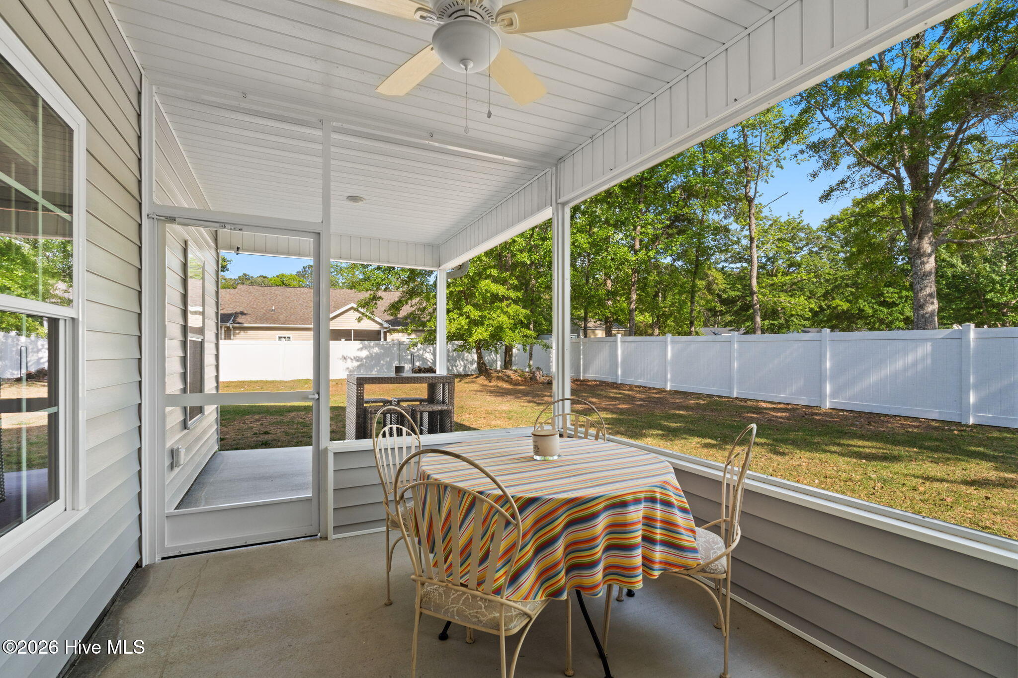 100568140 | Photo 35