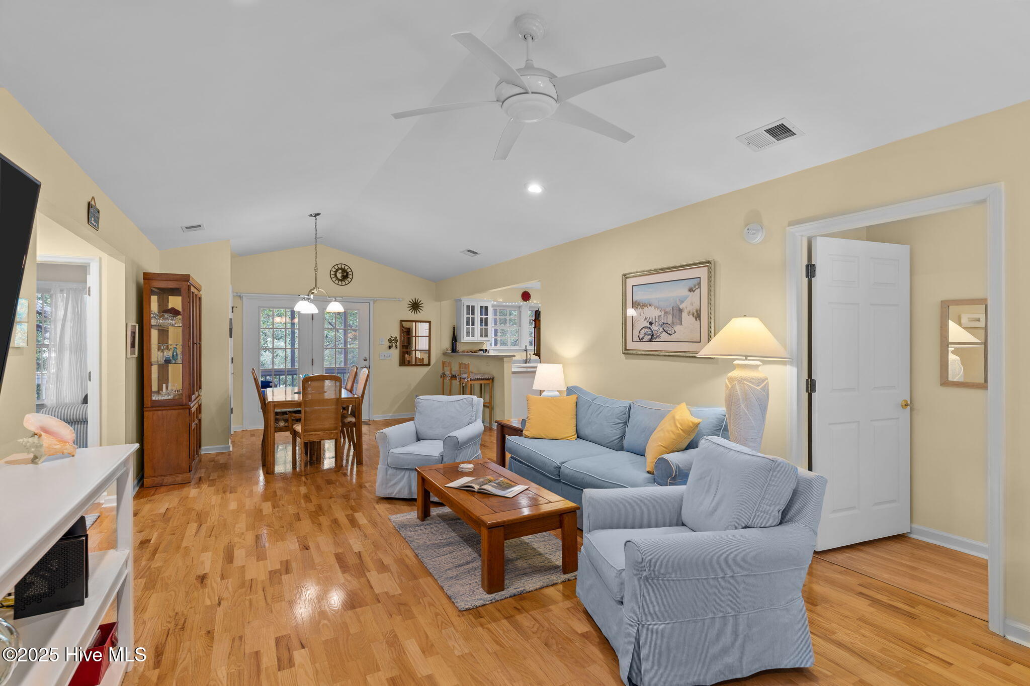 100521042 | Photo 27