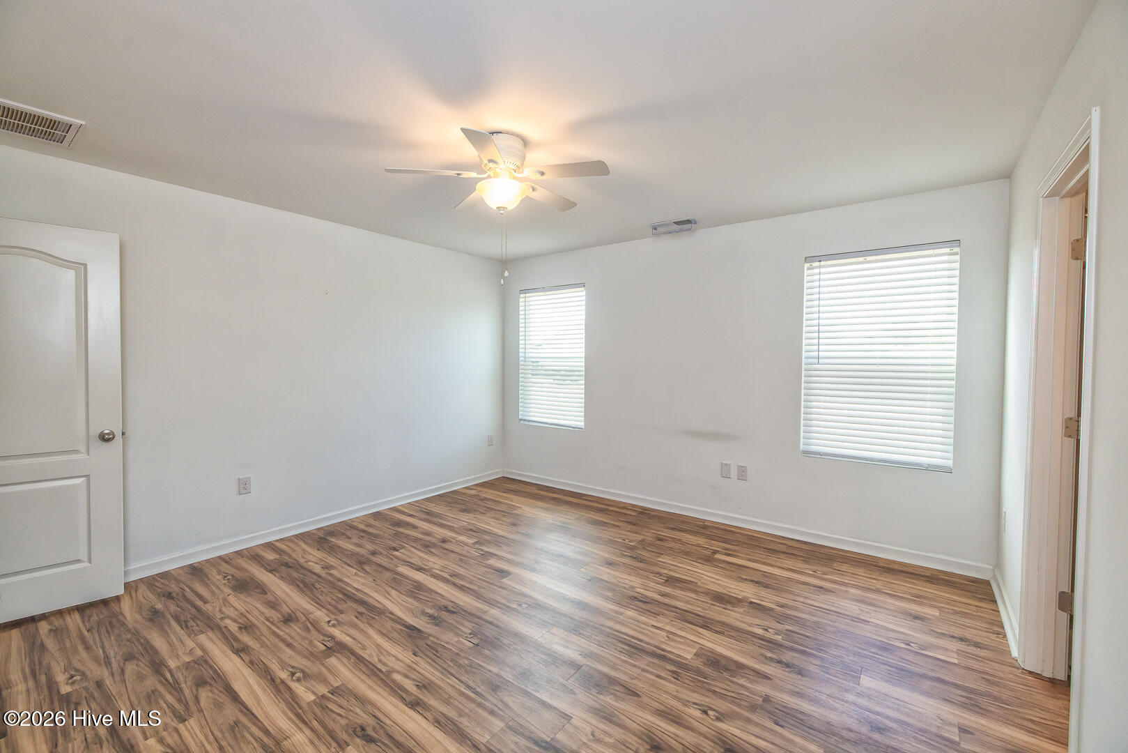 100558342 | Photo 27